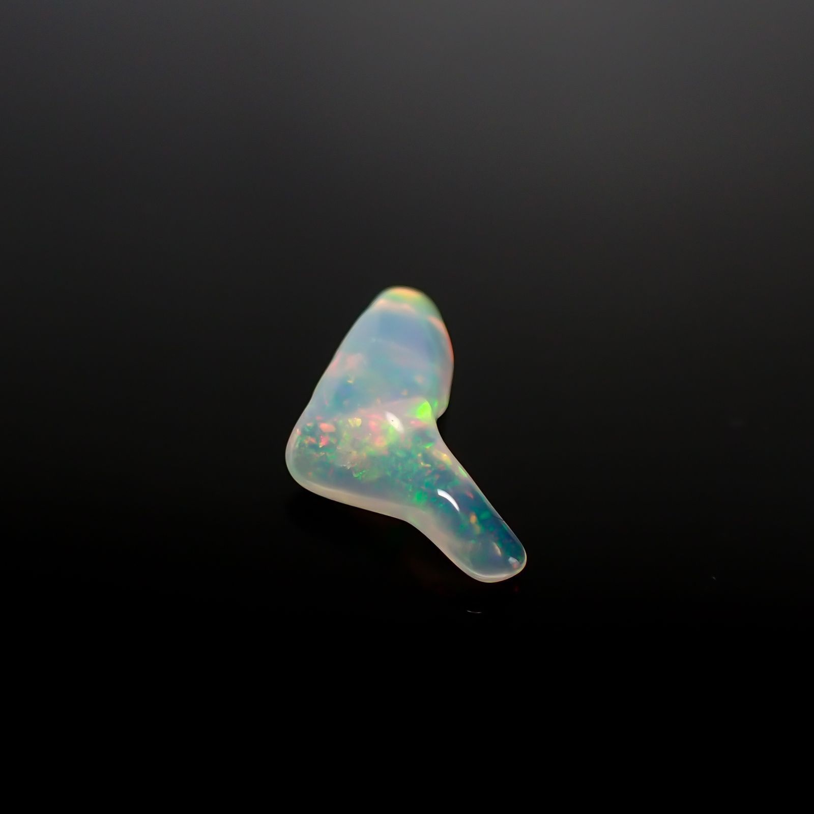 ◇バロック型◇エチオピアオパール(宝石名オパール) エチオピア産 識別済 2.39ct / 17.9x9.2mm前後 [260111399]