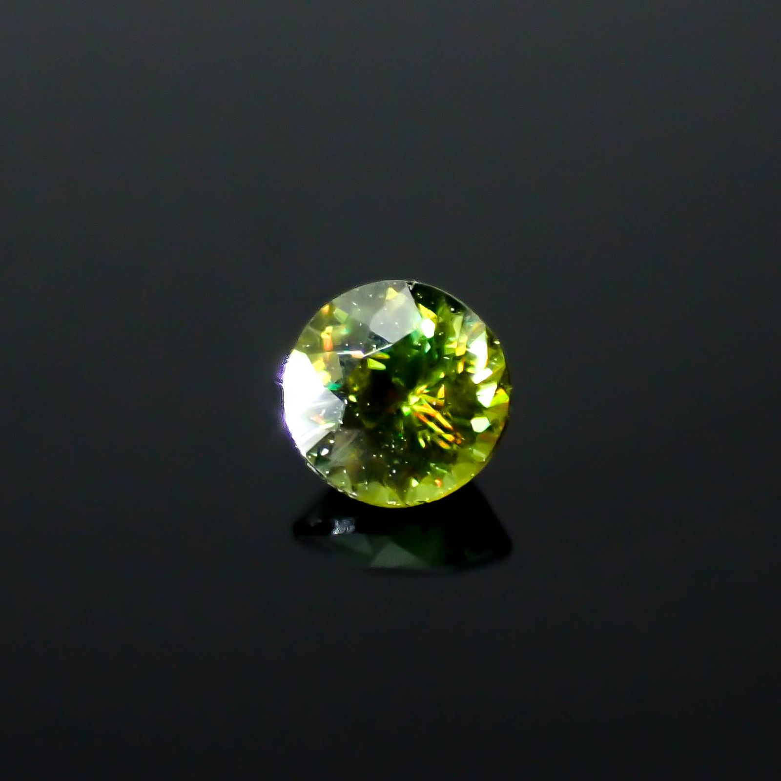 カラーチェンジスフェーン パキスタン産 0.22ct / 3.6x3.6mm前後 [250931062]