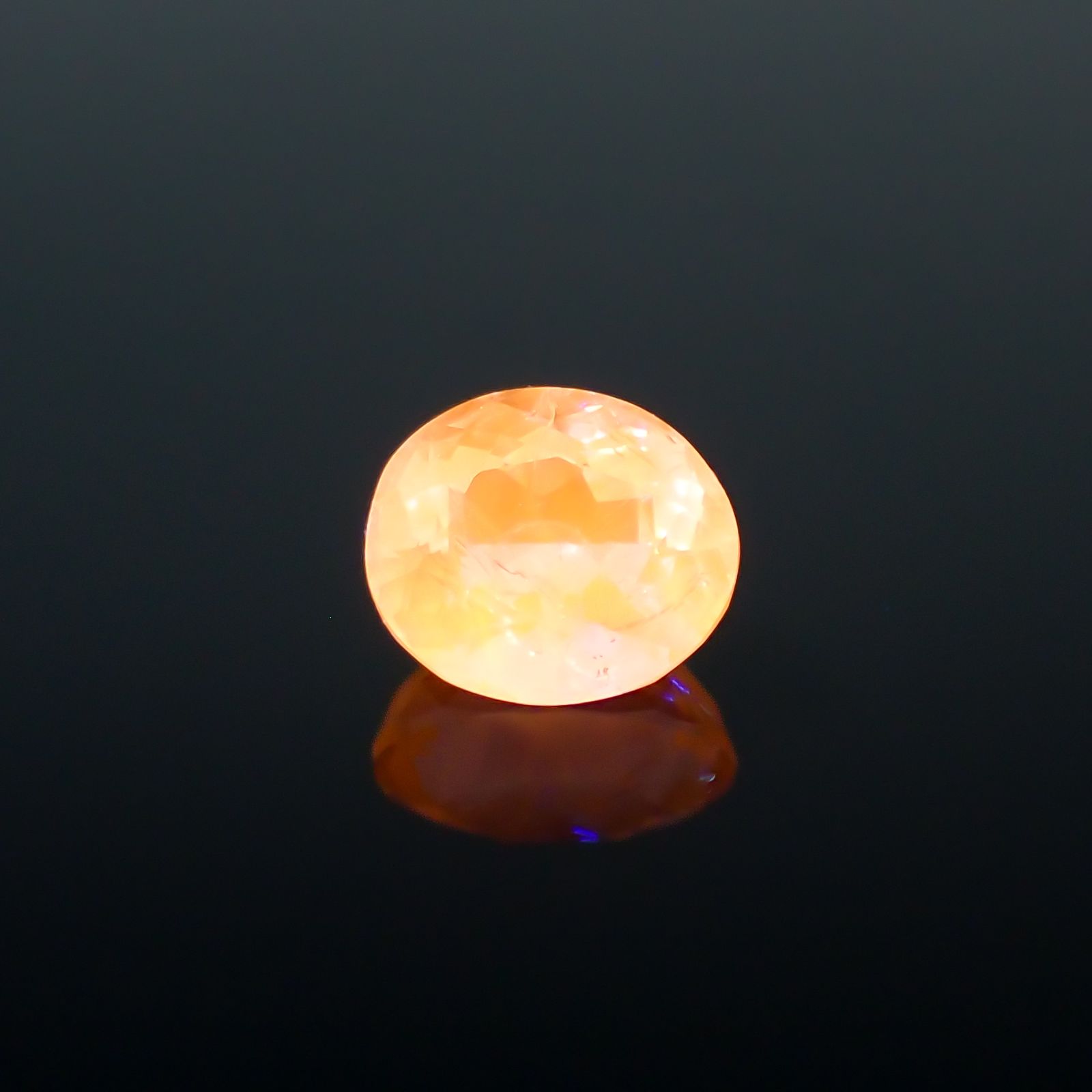 アウイナイト フルオレッセンス(宝石名アウイナイト)ドイツ産 0.586ct ソ付(彩珠)[230722990]5.9x5mm前後