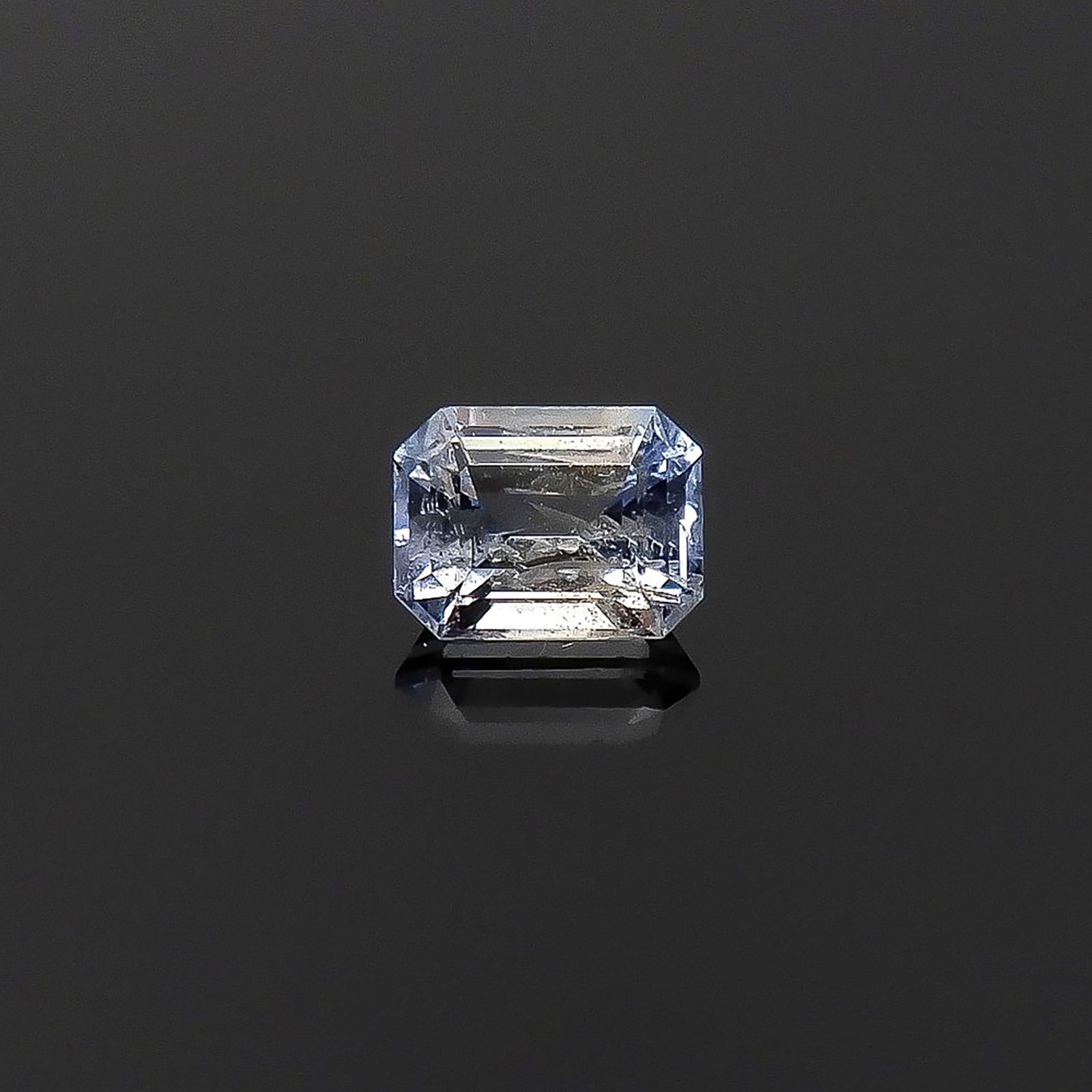 ジェレメジェバイト(宝石名エレメジェバイト)ナミビア産 ソ付(彩珠) 0.250ct / 4x3.1mm前後 [220817283]