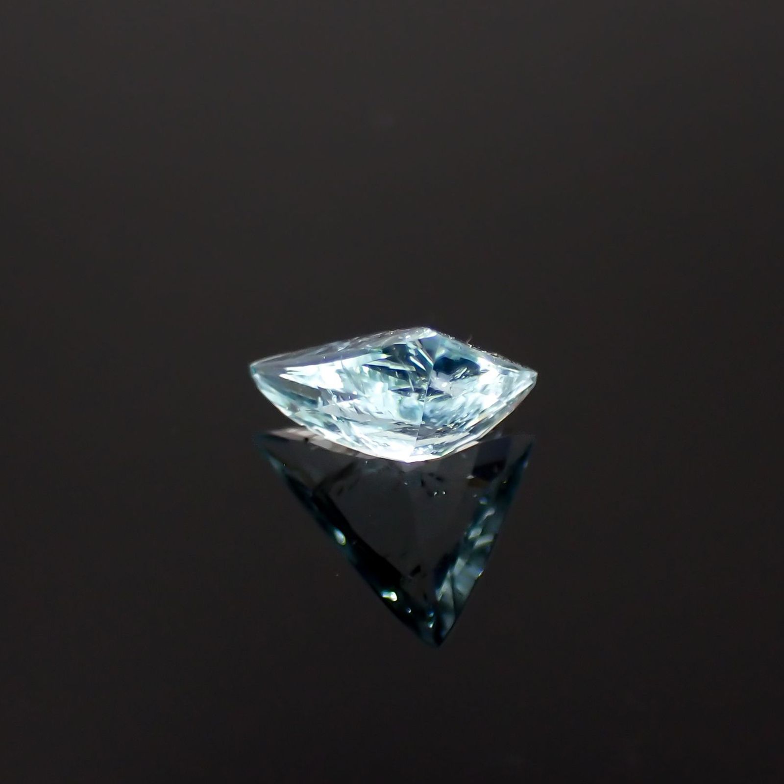 パライバトルマリン(宝石名トルマリン/別名パライバ・トルマリン)モザンビーク産 識別済 0.79ct / 7.4x6.7mm前後 [230522240]