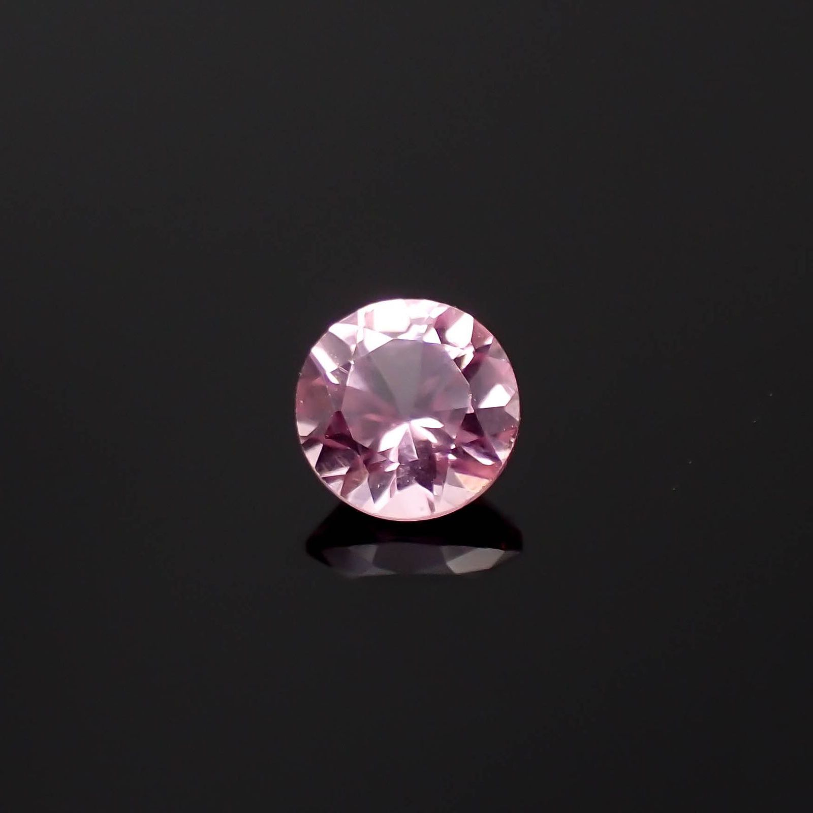 シルキーピンクスピネル タンザニア産 0.38ct / 4.3x4.3mm前後 [230421581]
