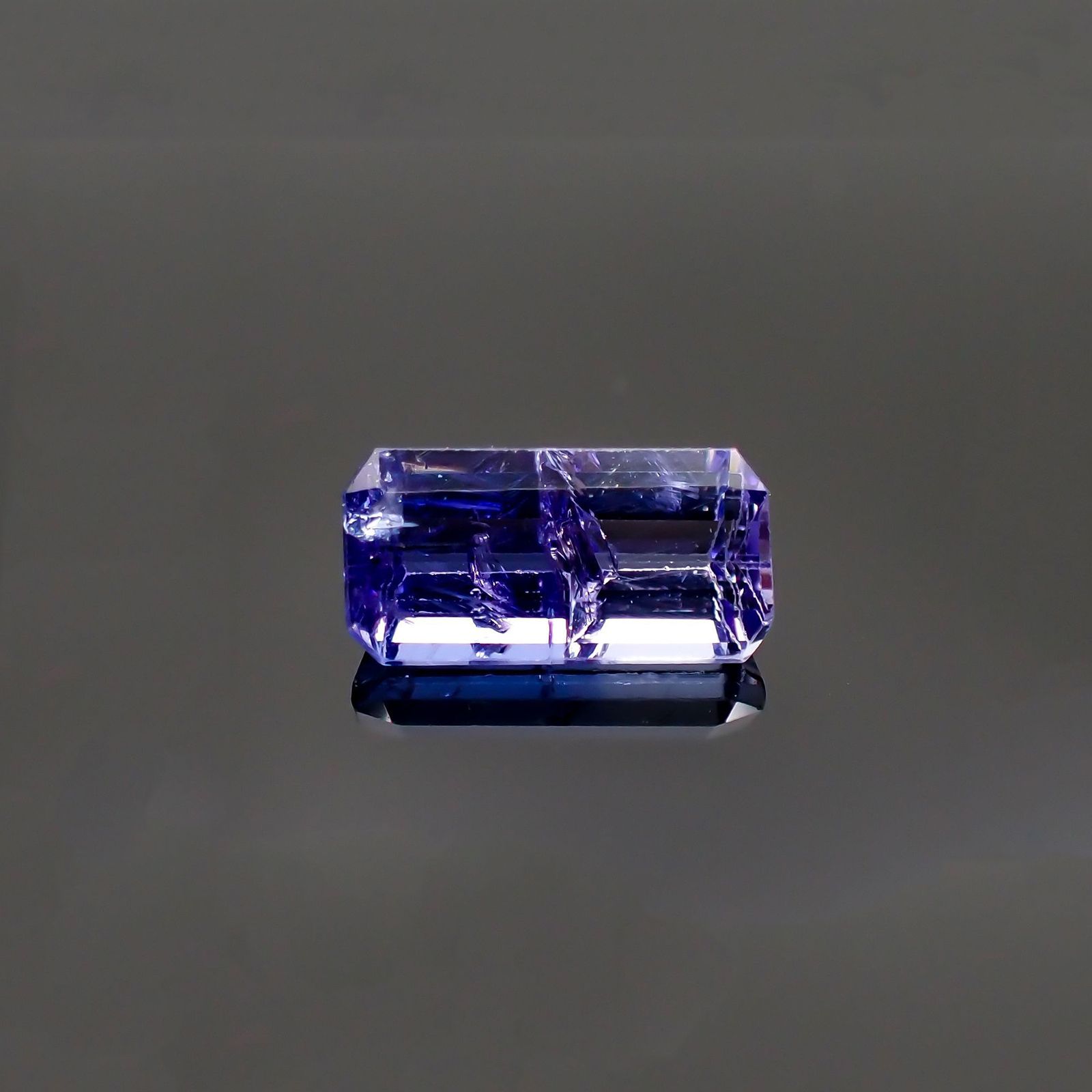 バイカラータンザナイト(宝石名バイカラー・ゾイサイト) タンザニア産 ソ付(彩珠) 2.144ct / 10.3x5.2mm前後 [210410780]