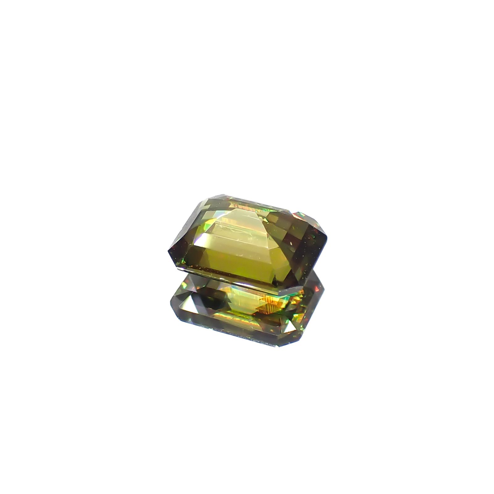 カラーチェンジスフェーン(宝石名スフェーン / カラーチェンジ・タイプ)パキスタン産 0.63ct 識別済[240627953]5.6x4.6mm前後