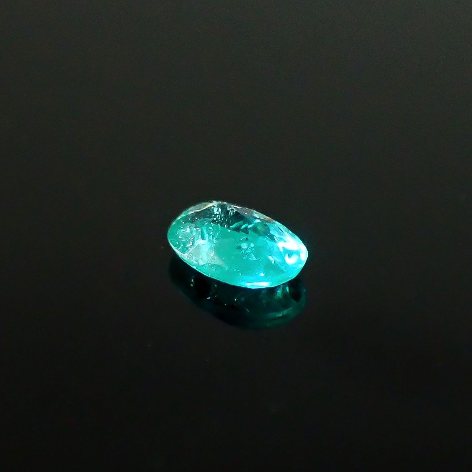 パライバトルマリン ブラジル・パライバ州バターリャ鉱山産 0.11ct / 3.8x2.7mm前後 [250931082]