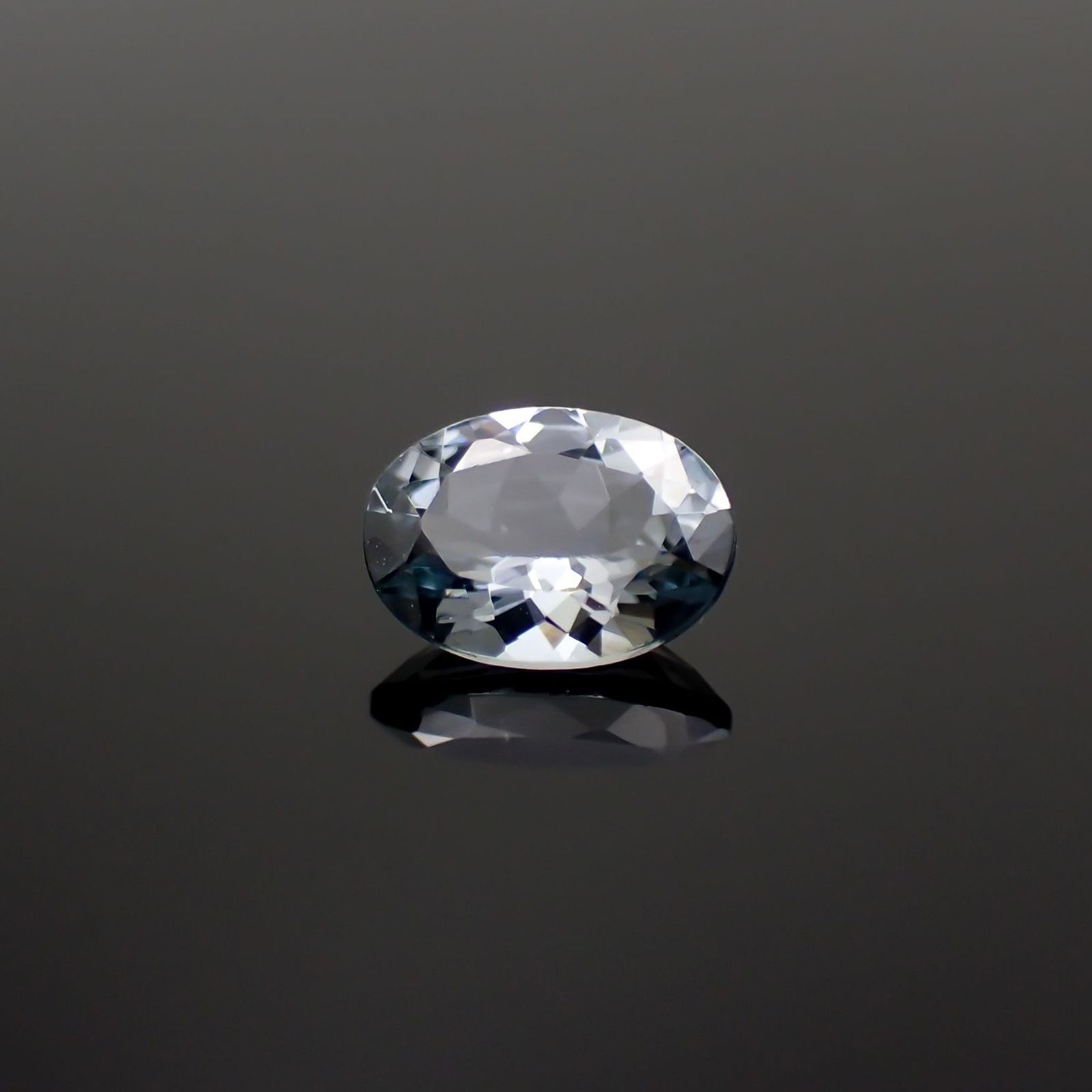 グレースピネル タンザニア産 0.89ct / 6.9x5.1mm前後 [251021547]