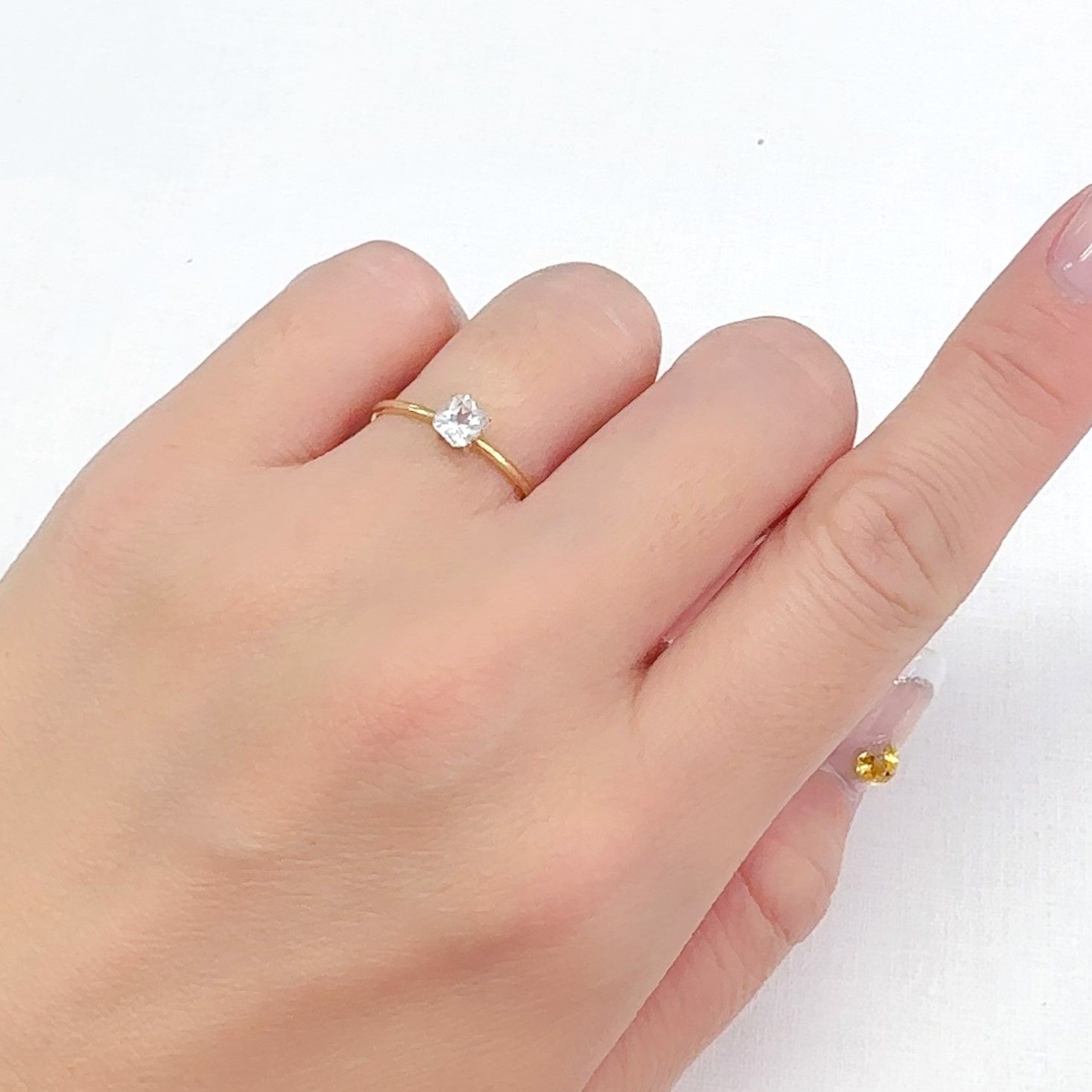フェナカイト(宝石名フェナカイト)マダガスカル産 0.35ct 識別済[240628184]4.3x3.9mm前後
