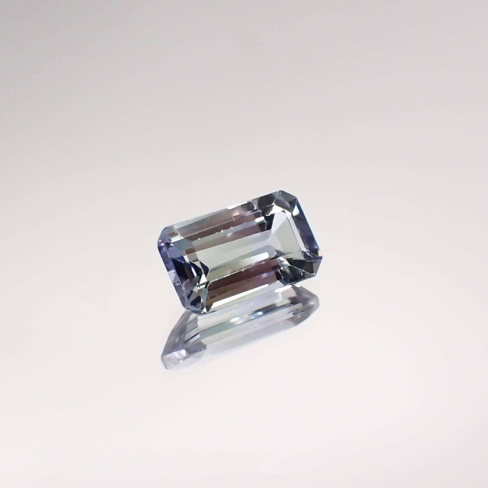 パーティカラータンザナイト(宝石名パーティカラード・ゾイサイト) タンザニア産 0.600ct ソ付(彩珠)[210711578]6.4×3.6mm前後