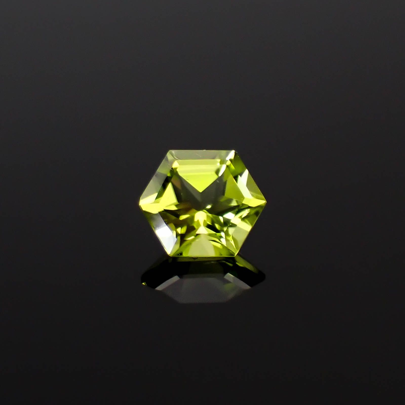 ◇ヘキサゴンカット◇ペリドット(宝石名ペリドット)アメリカ産 0.51ct 識別済[250330110]5x4.9mm前後