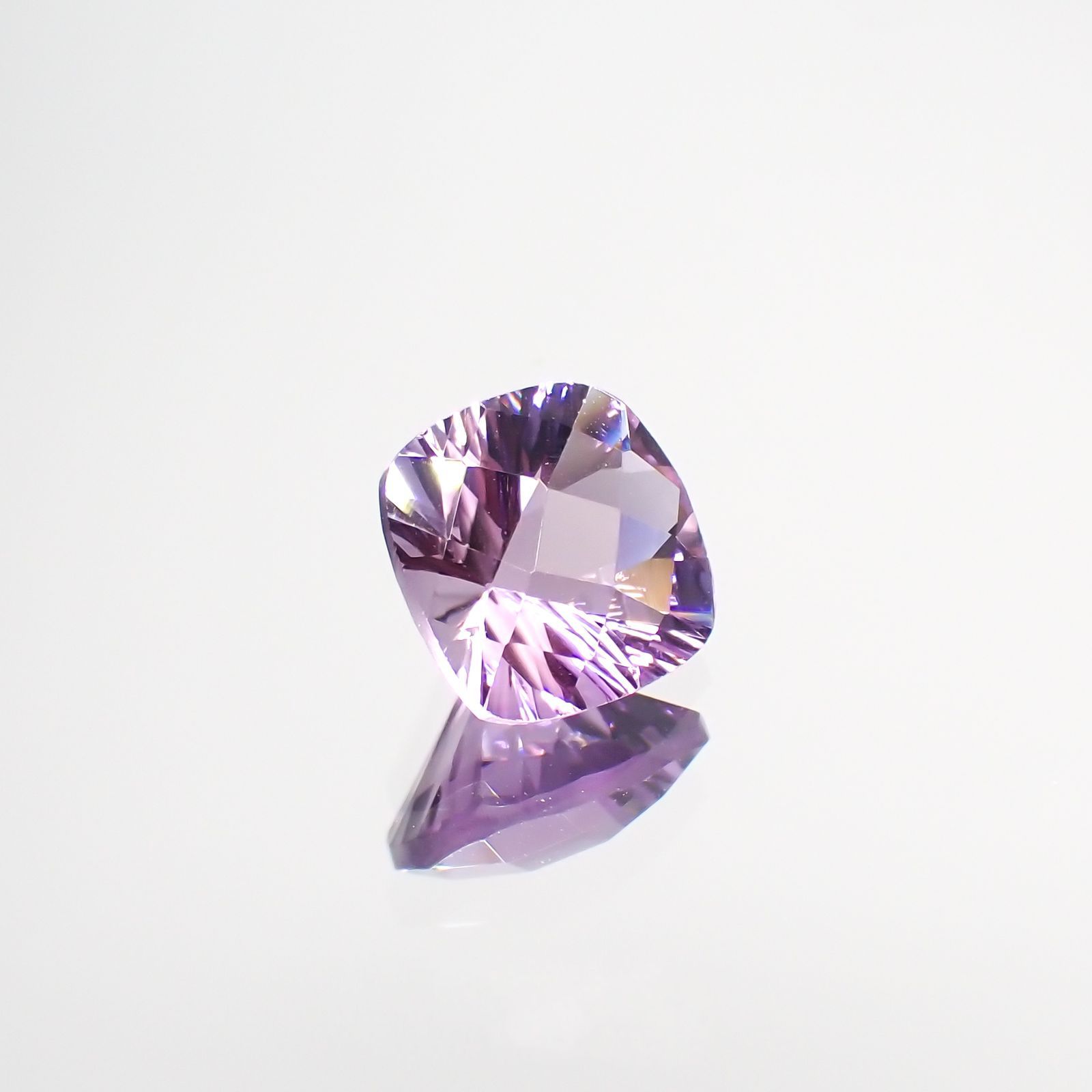 ◇チェッカーコンケーブカット◇アメジスト(宝石名アメシスト) ブラジル産 1.31ct 識別済[210913034]7.1×7.1mm前後