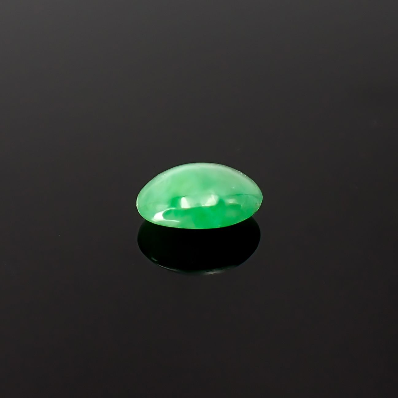 翡翠 ビルマ産 0.66ct / 6.4x5mm前後 [260532118]