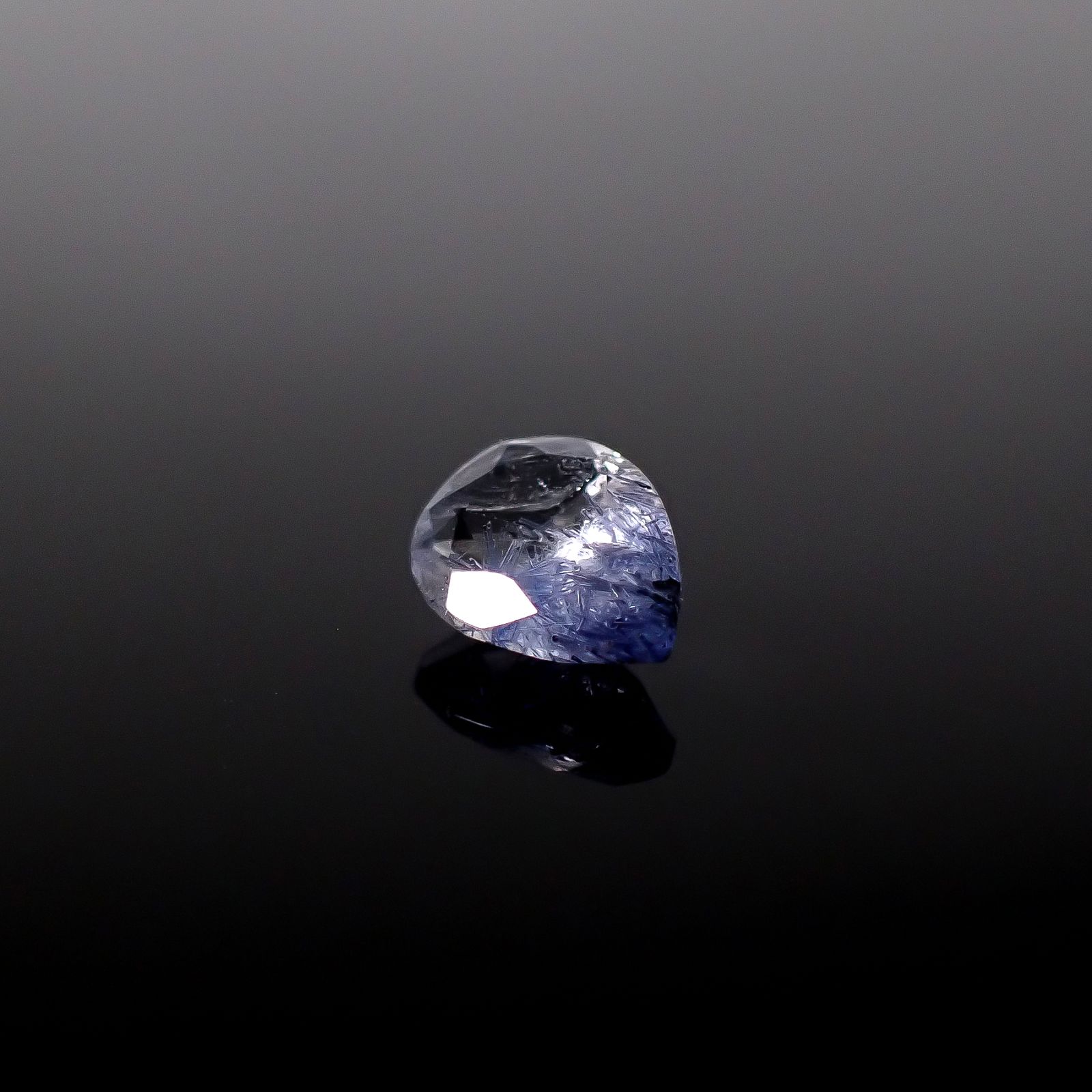 デュモルチェライトインクォーツ ブラジル産 0.68ct / 7.1x5.3mm前後 [260331841]