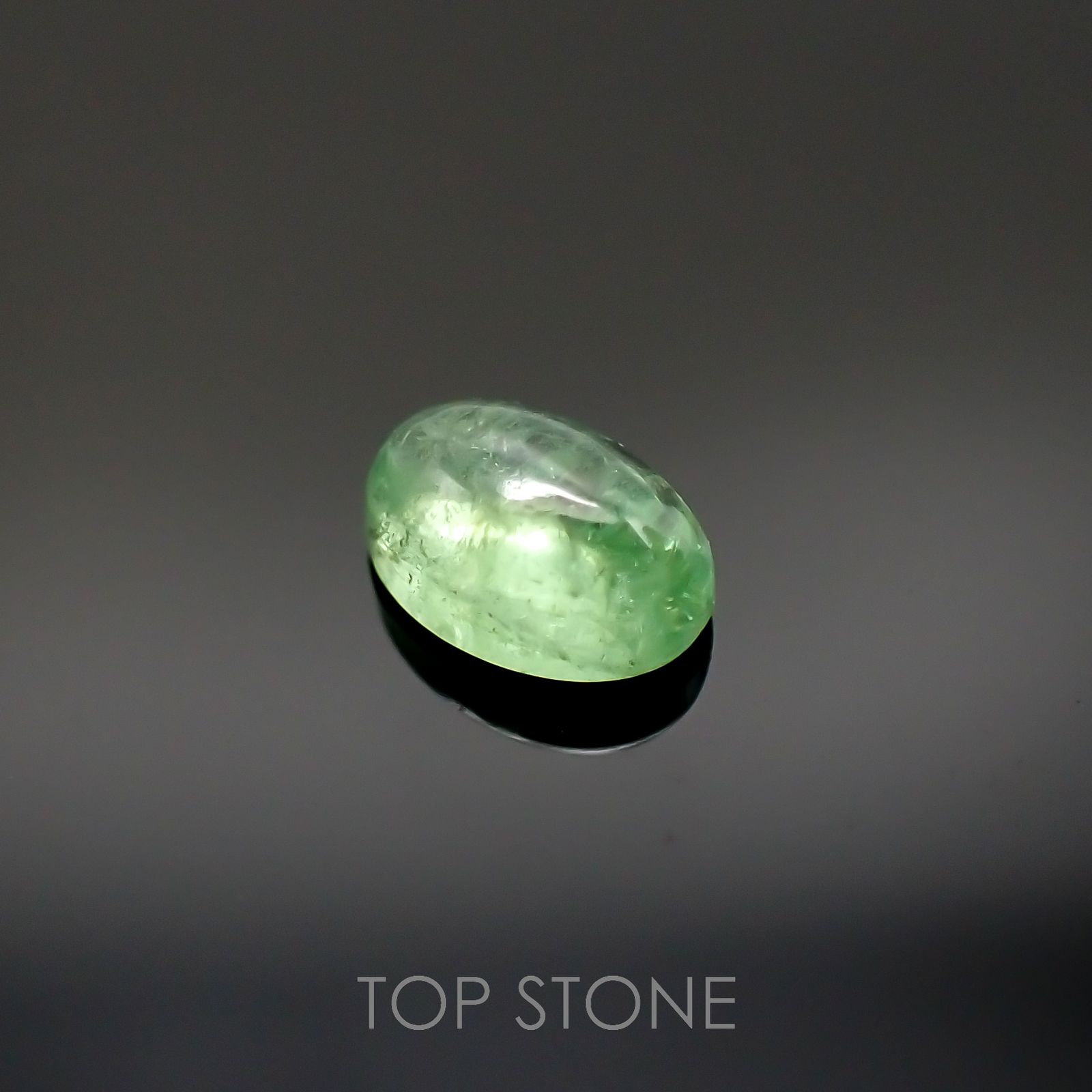 ミントガーネット(宝石名グロッシュラー・ガーネット)タンザニア産 0.71ct 識別済[220917753]5.8x4.1mm前後