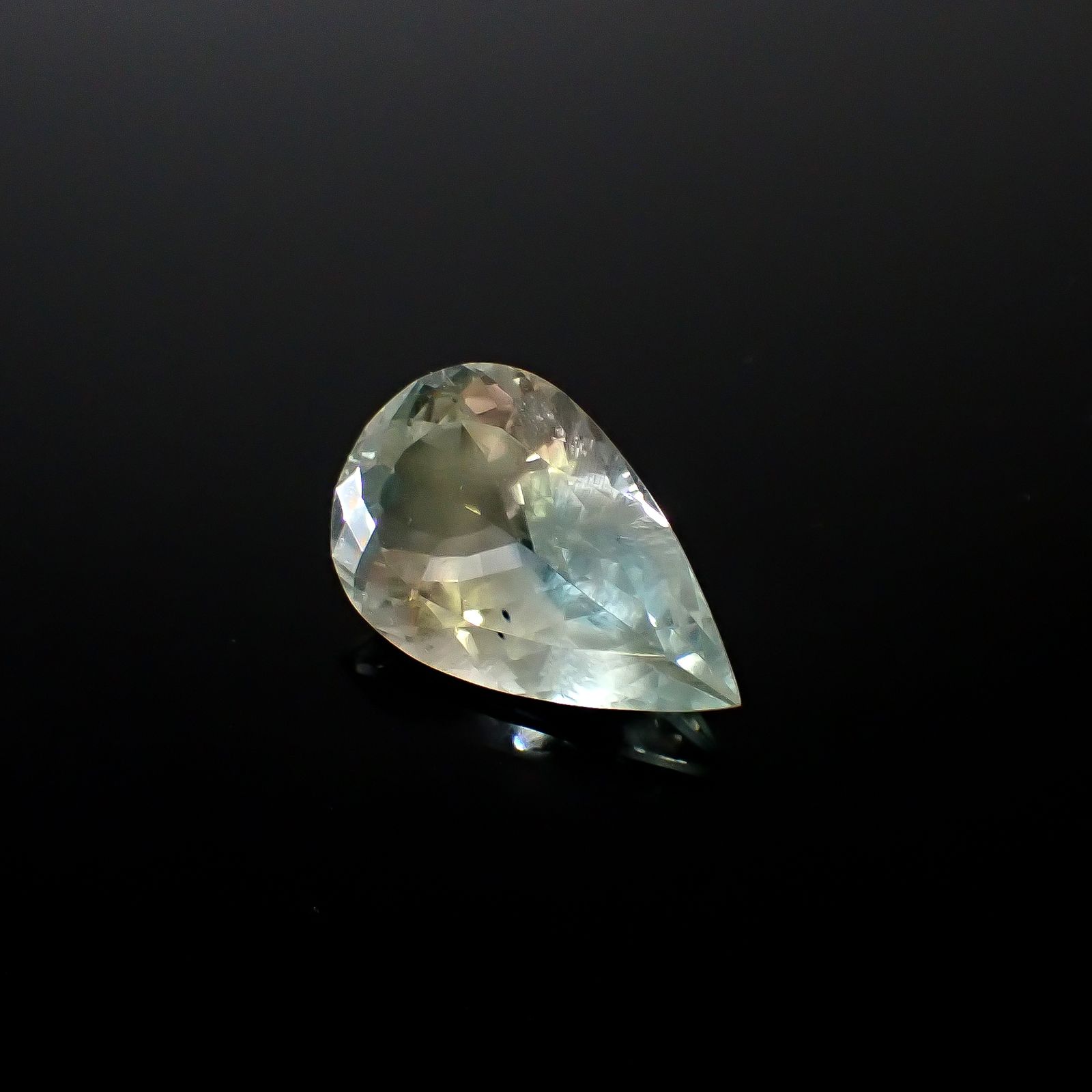 バイカラーニードルイントパーズ(チューブイントパーズ) ブラジル産 51.13ct[240928697]31.4x19.9mm前後