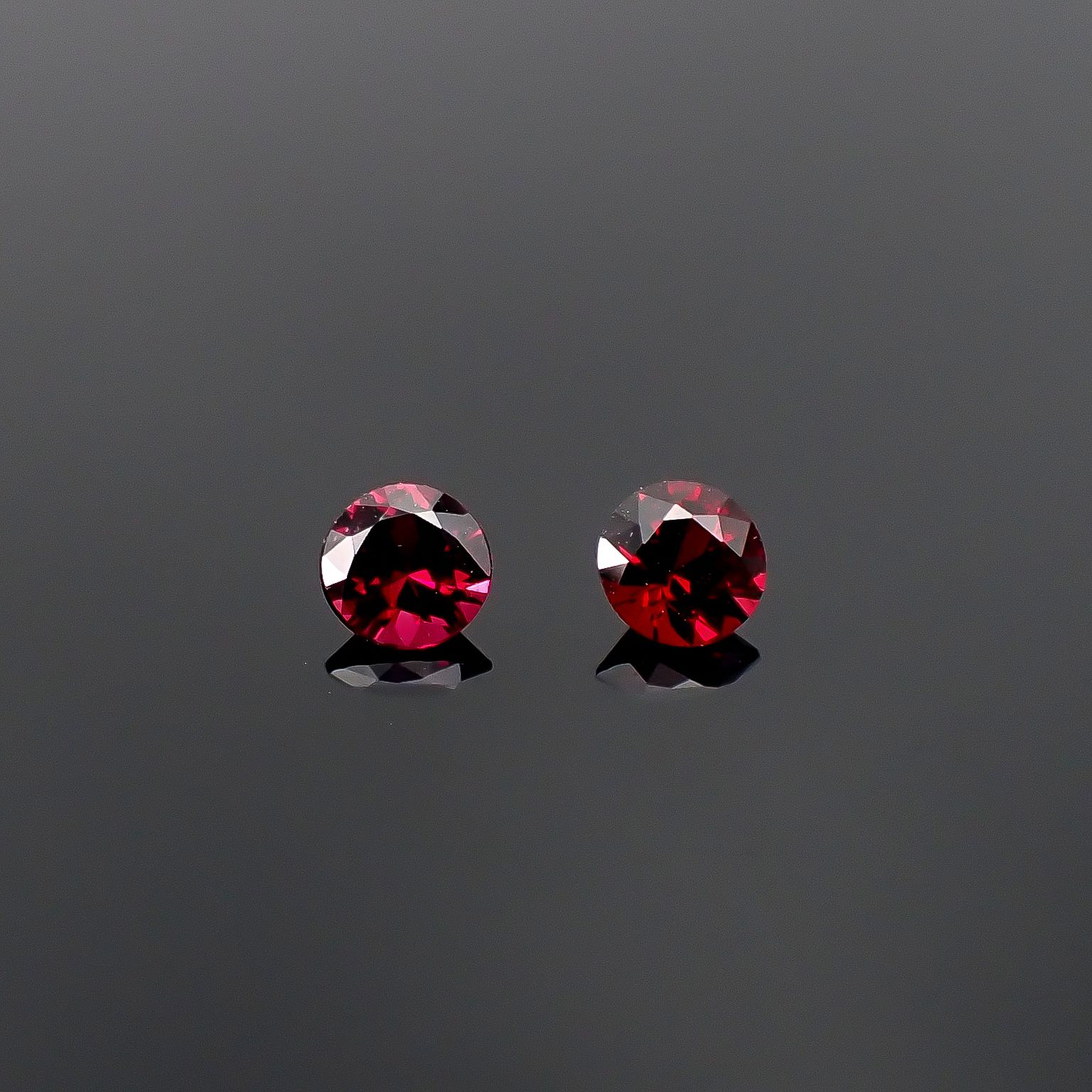 ◇ペアセット◇アントヒルガーネット(クロムパイロープガーネット) アメリカ・アリゾナ州産 0.57ct / 4.1x4.1mm前後 [251231546]