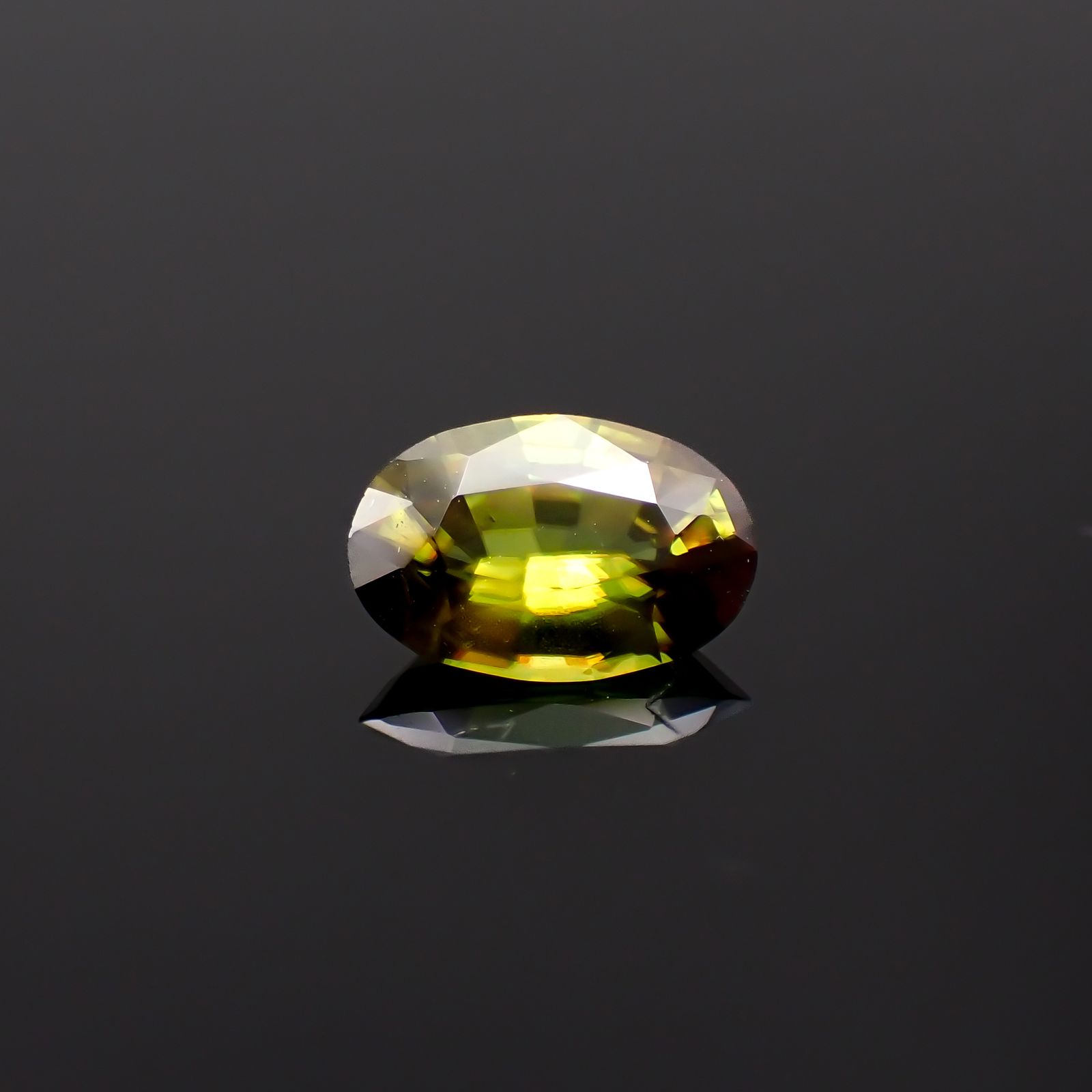 カラーチェンジスフェーン(宝石名スフェーン)パキスタン産 0.73ct 識別済[230722826]7.2x4.9mm前後