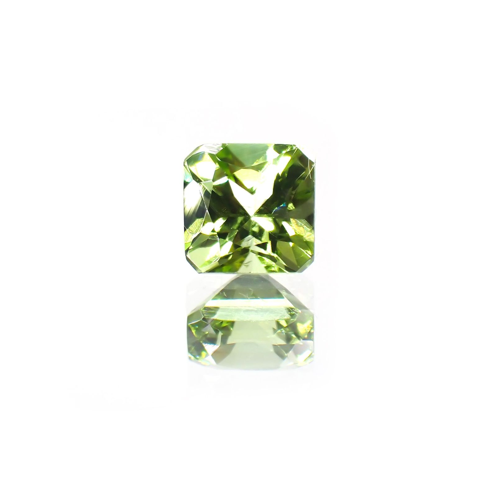 ◇アッシャーカット◇ペリドット(宝石名ペリドット) パキスタン産 0.84ct 識別済[211013487]5.1×5.1mm前後