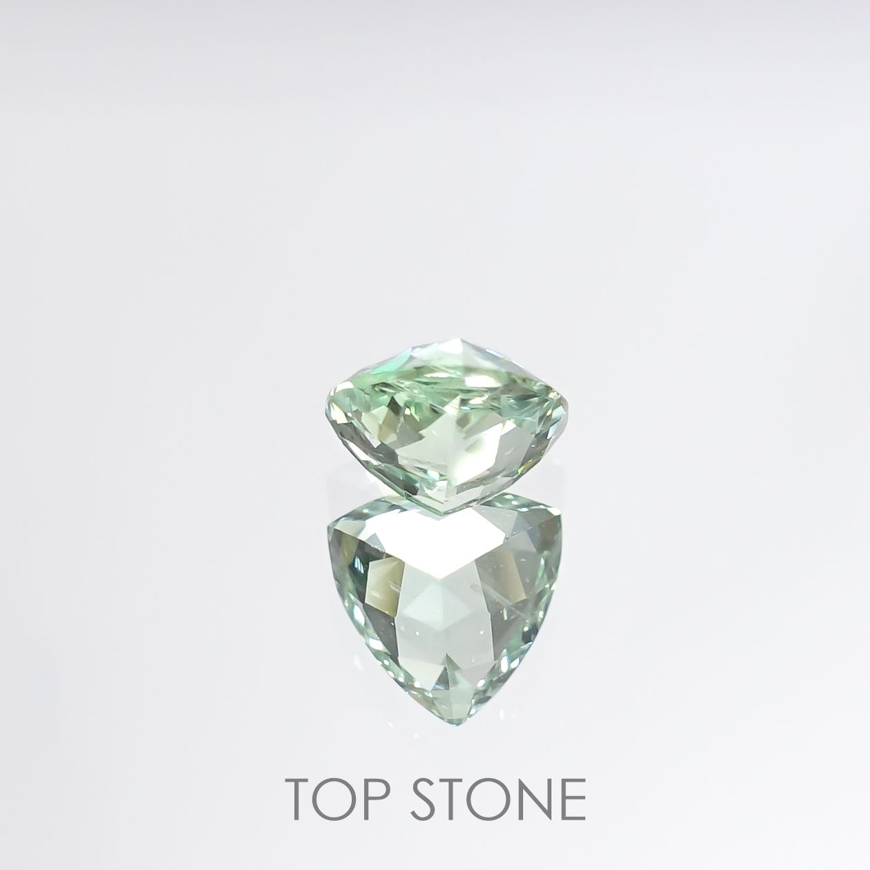 バナジウムコーネルピン(宝石名コーネルピン)タンザニア・タンガ州産 0.90ct 識別済[220115626]6x6mm前後
