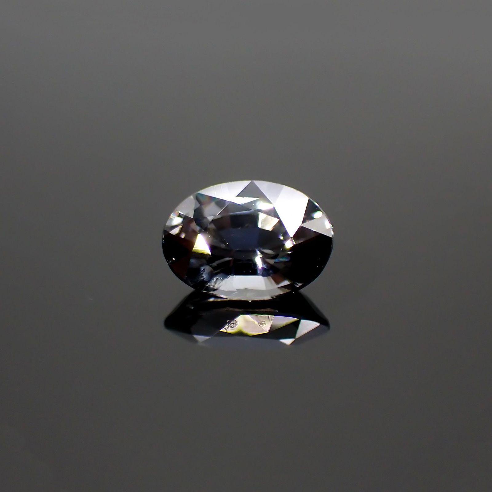 プラチナスピネル(宝石名スピネル)ビルマ産 0.80ct 識別済[250114115]6.6x4.8mm前後