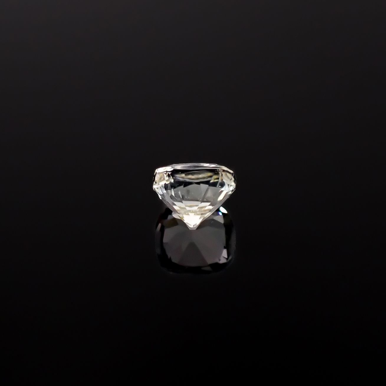 アクロアイト ナイジェリア産 0.26ct / 3.9x3.5mm前後 [251231358]