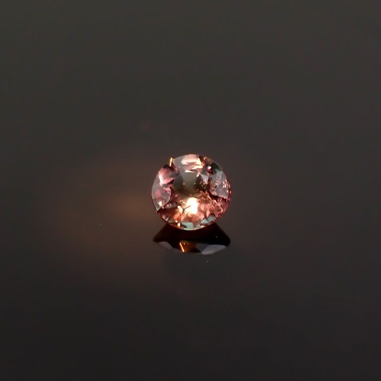 電球色(ライト)の照射で変色