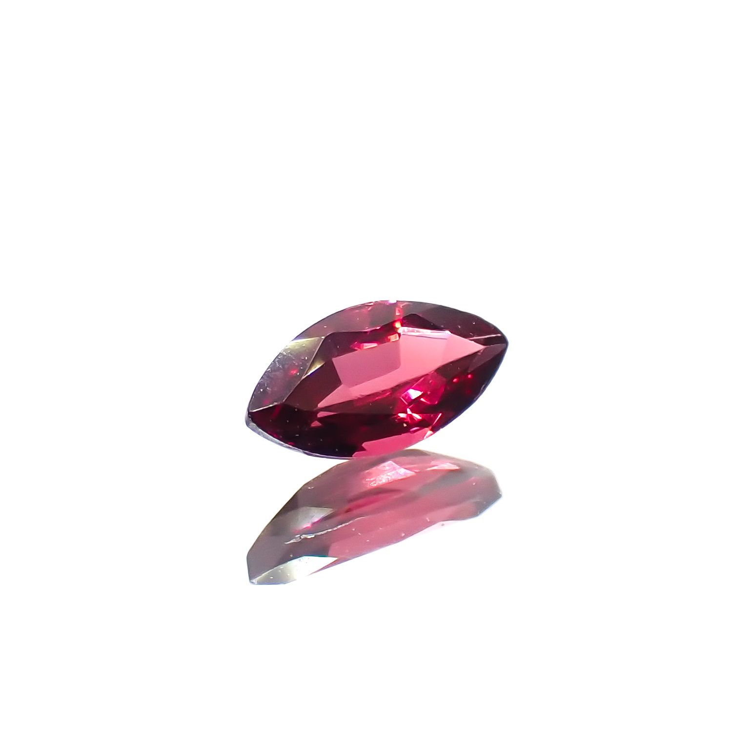 レッドスピネル(宝石名レッド・スピネル)タンザニア産 0.15ct 識別済[231023861]5x2.6mm前後