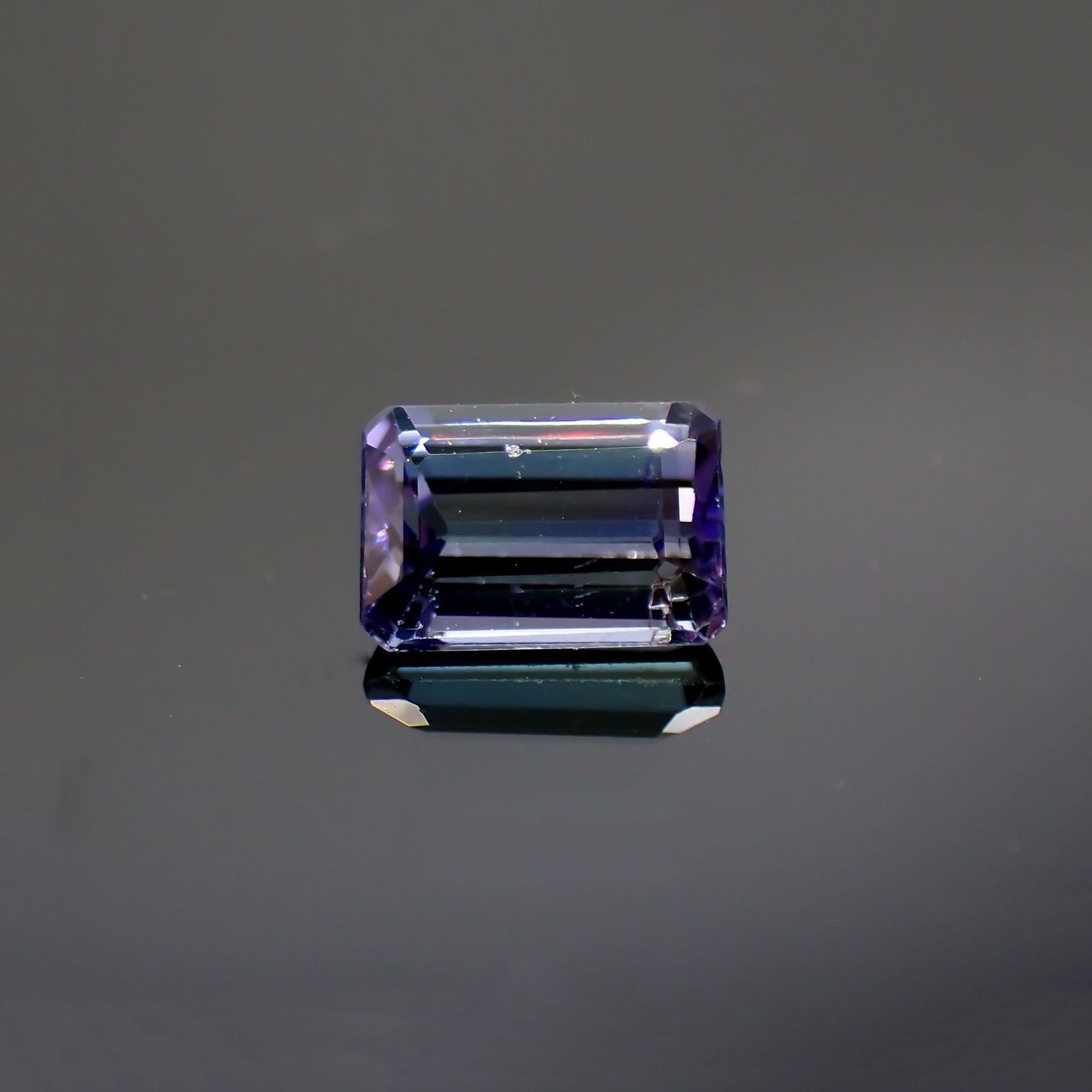 バイカラータンザナイト(宝石名タンザナイト)タンザニア産 識別済 0.69ct / 5.7x3.9mm前後 [220113856]