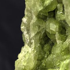 ベスビアナイトの結晶