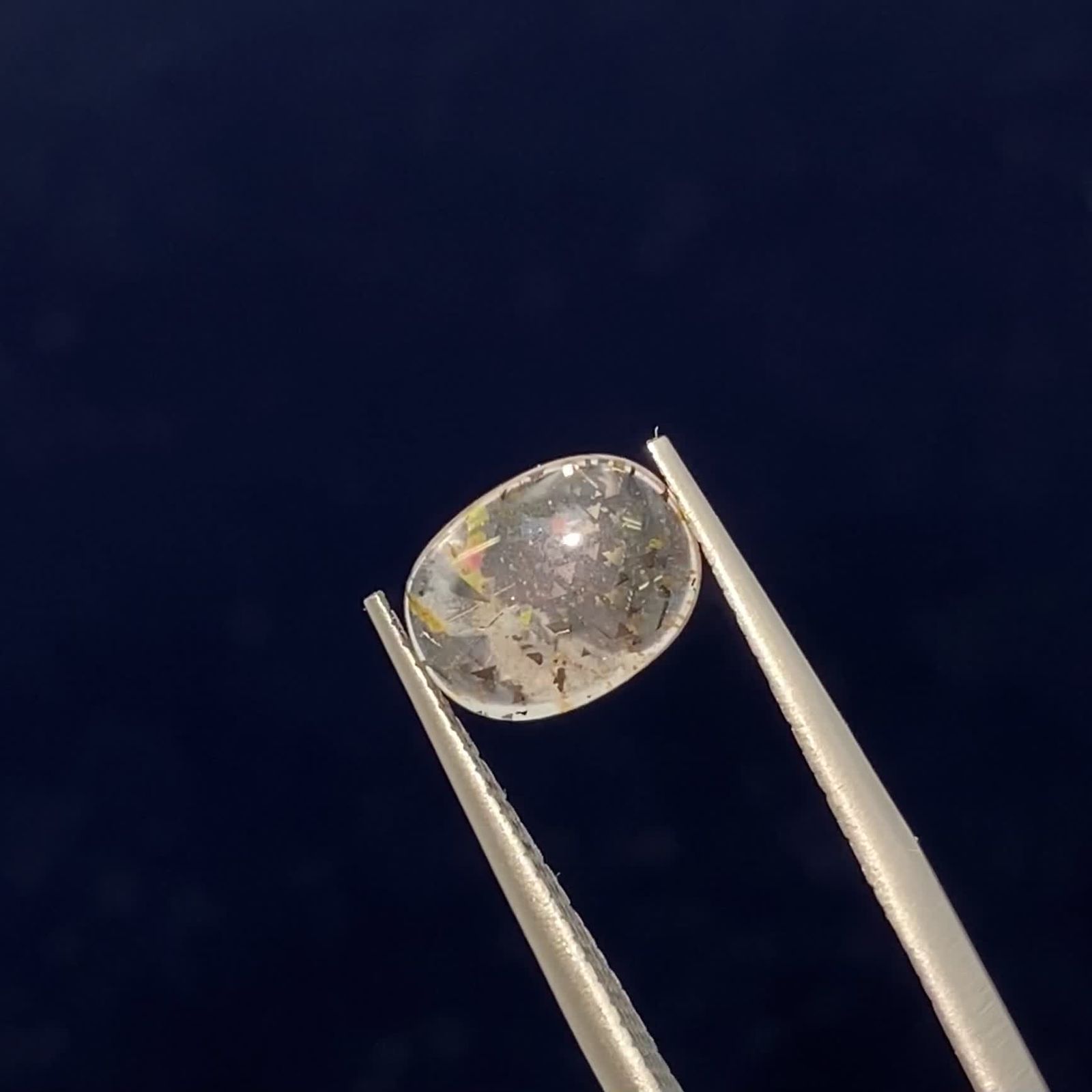 〈アウトレット〉サンストーン＆アパタイトチャーム レインボーラティスサンストーン オーストラリア産 1.21ct