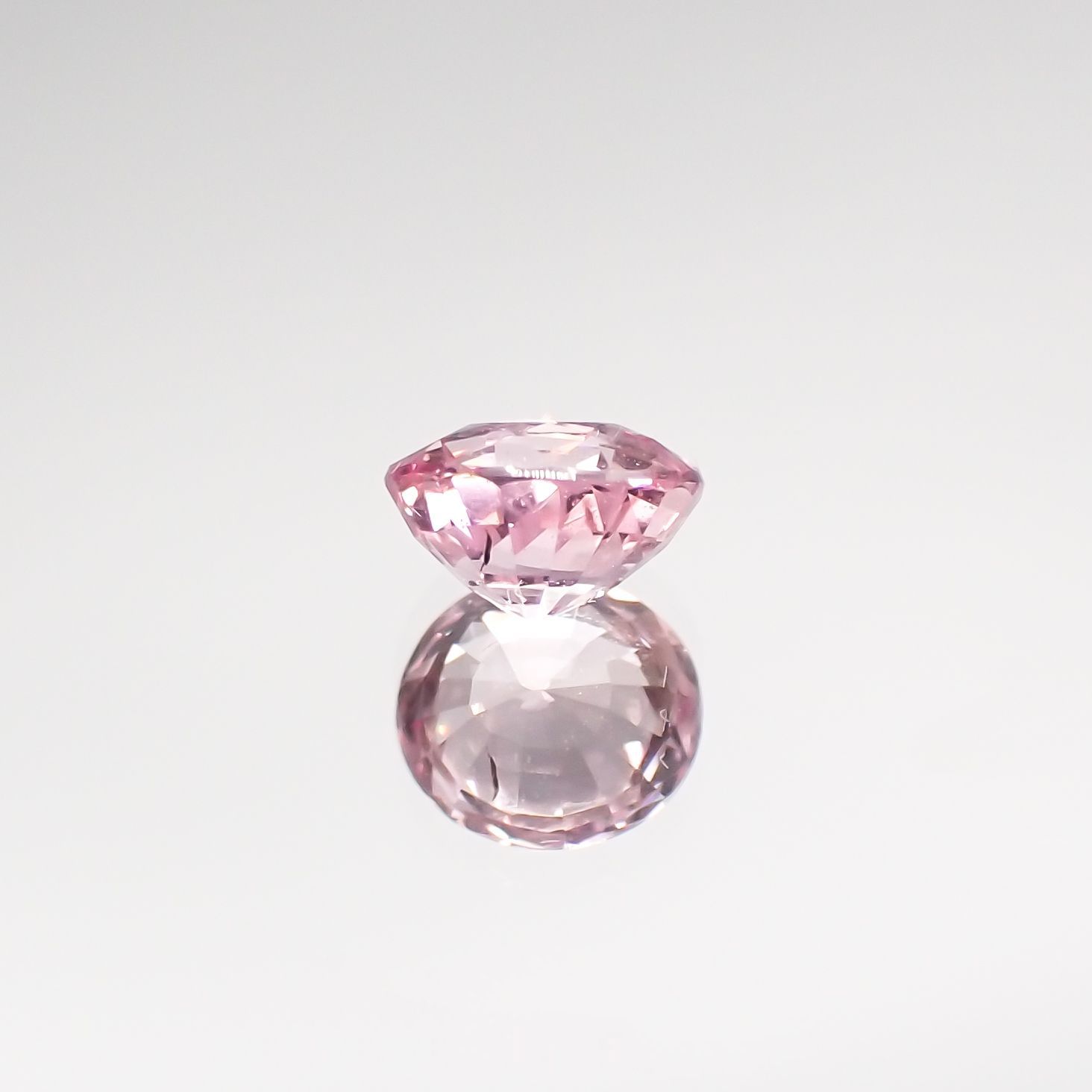 パパラチャサファイア(宝石名サファイア/別名パパラチャ・サファイア) スリランカ産 0.483ct ソ付(日独)[210711680]4.6×4.2mm前後
