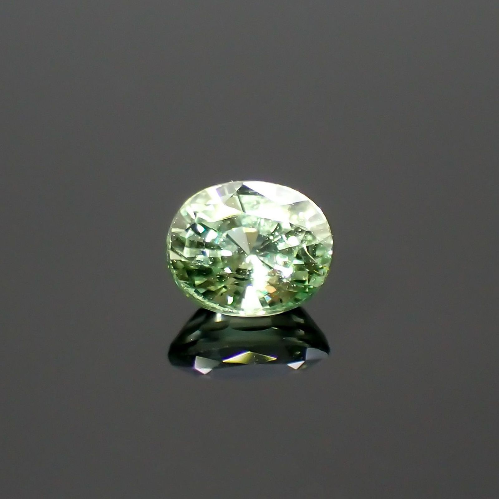 グリーンクリソベリル(宝石名クリソベリル)スリランカ/マダガスカル産 識別済 0.38ct / 4.4x3.7mm前後 [220114478]
