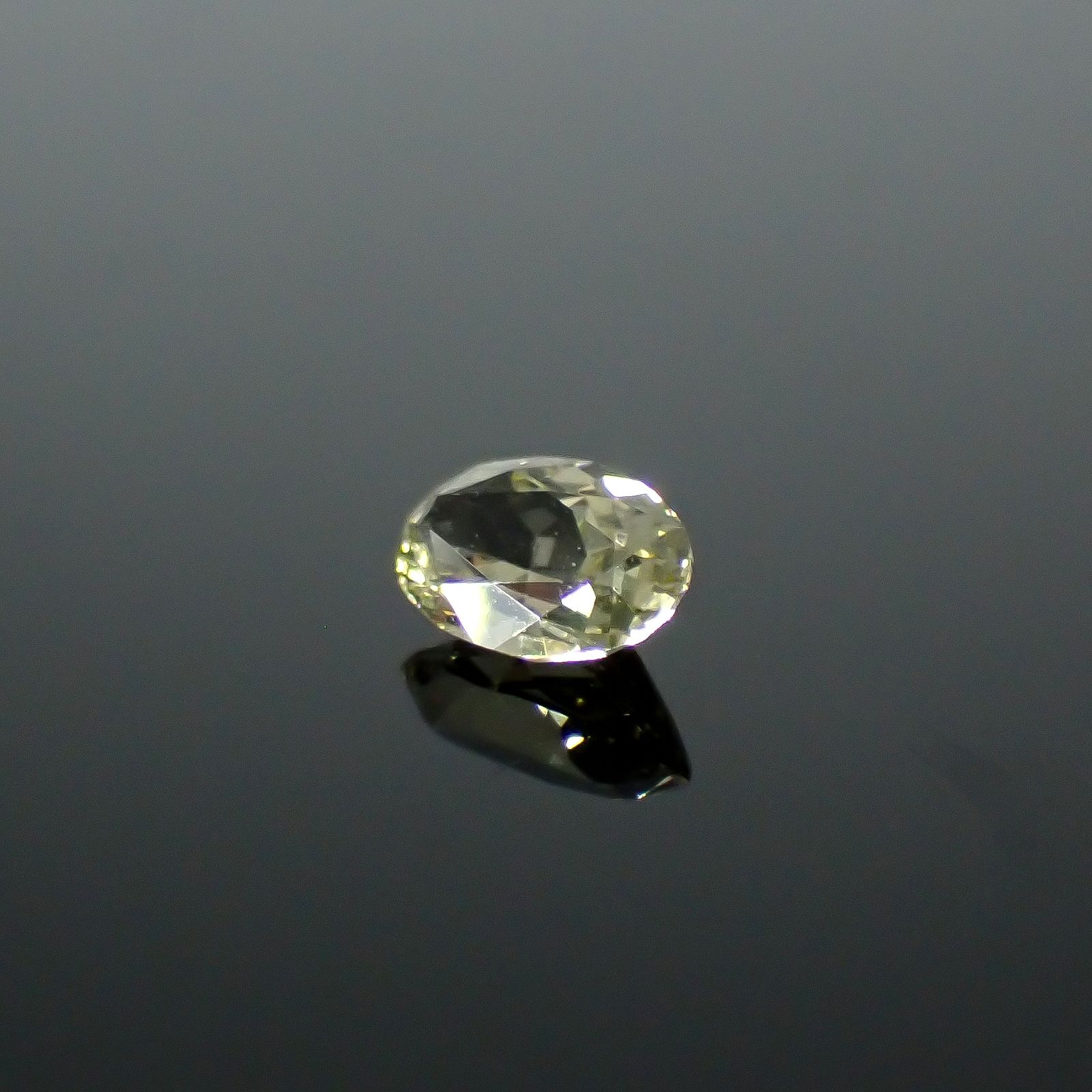 コーネルピン スリランカ産 0.51ct / 6.4x4mm前後 [251031236]