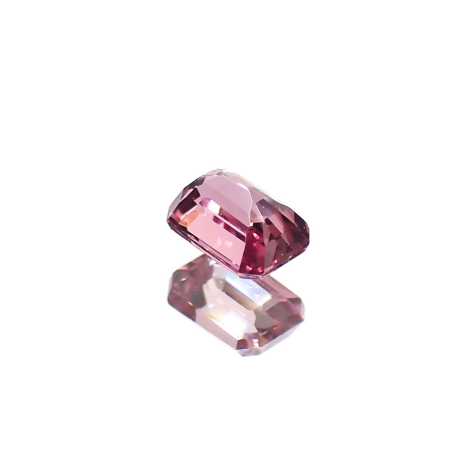 パパラチャサファイア(宝石名サファイア/別名パパラチャ・サファイア)スリランカ産 DGL鑑付 0.295ct / 4.07x2.99mm前後 [220616470]