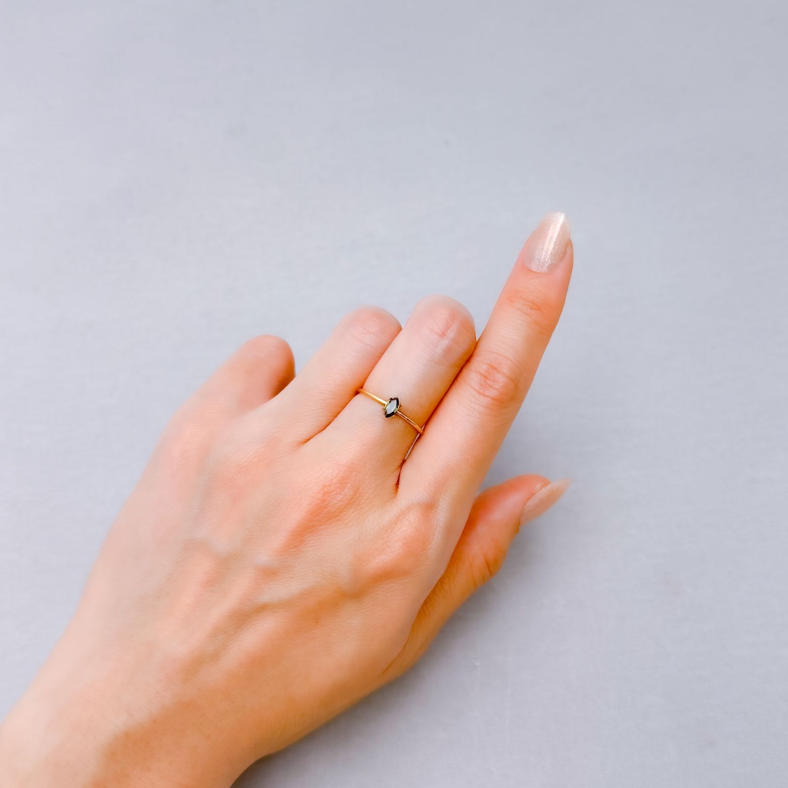 ベキリーブルーガーネット（カラーチェンジガーネット アレキタイプ） マダガスカル・ベキリー産 0.17ct [241229620]5.2x2.6mm前後