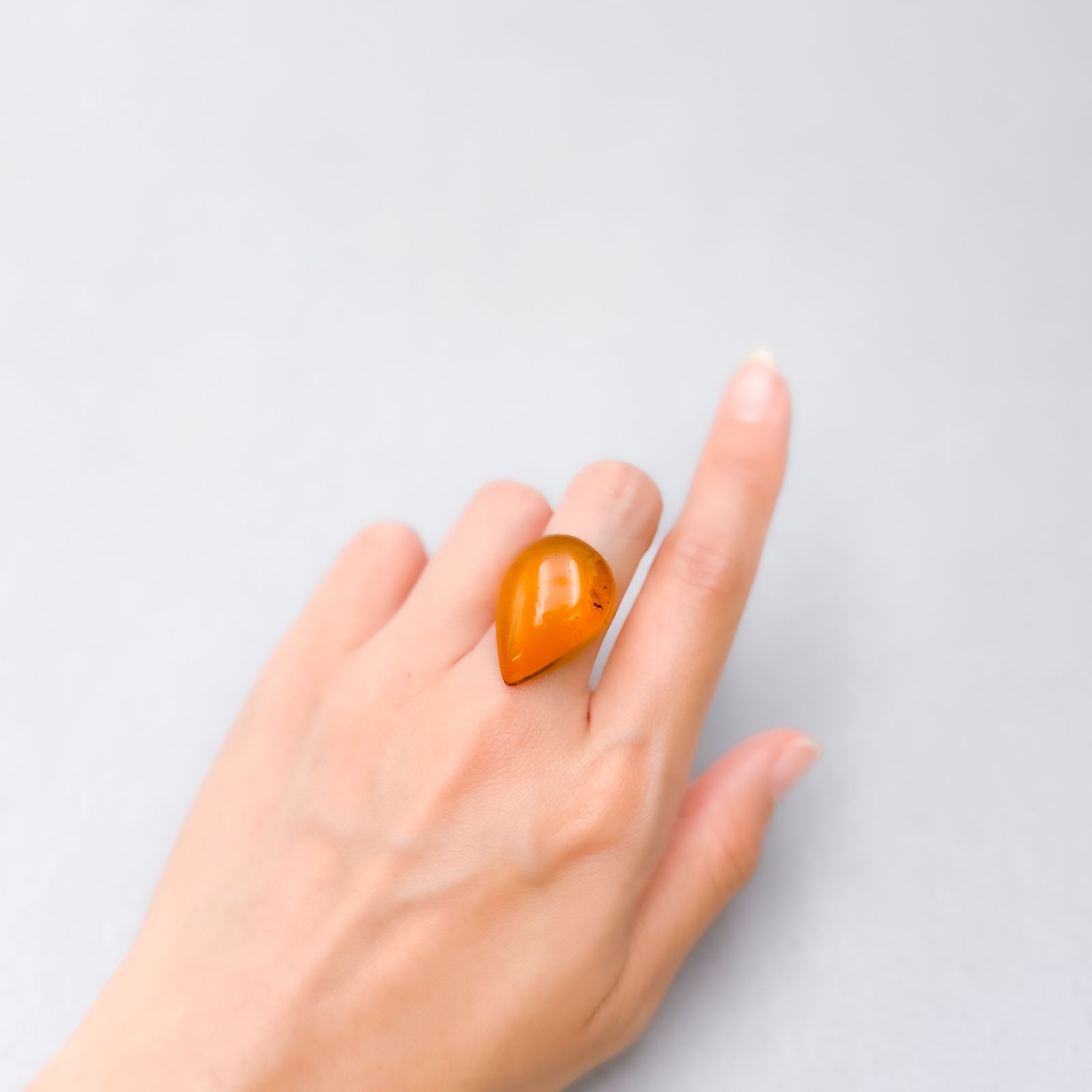 虫入り琥珀 コロンビア産 10.22ct [250530473]25.7x18.6mm前後