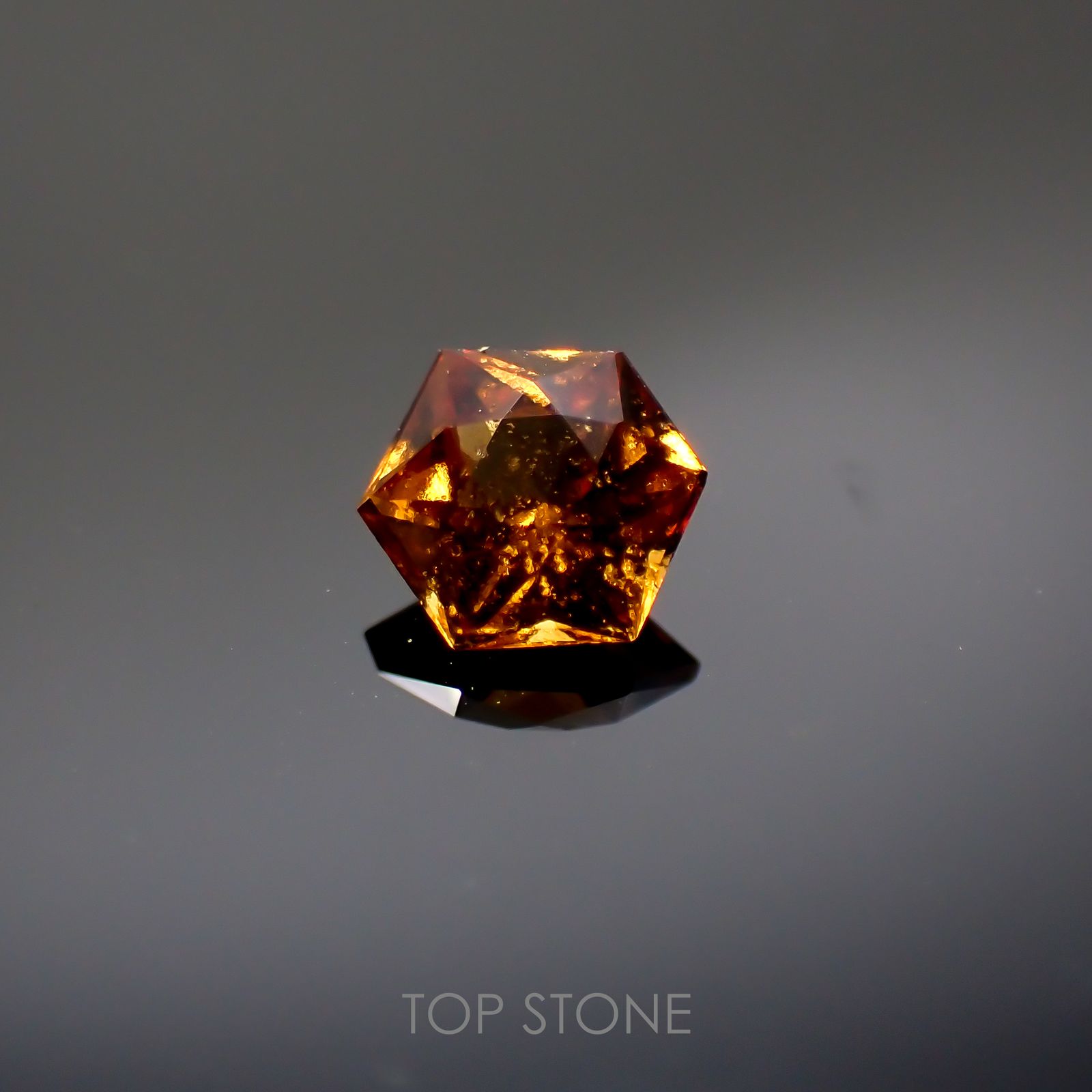 ◇ヘキサゴンカット◇ヘソナイトガーネット(宝石名ヘソナイト・ガーネット)スリランカ産 0.55ct 識別済[220113901]4.9x4.8mm前後