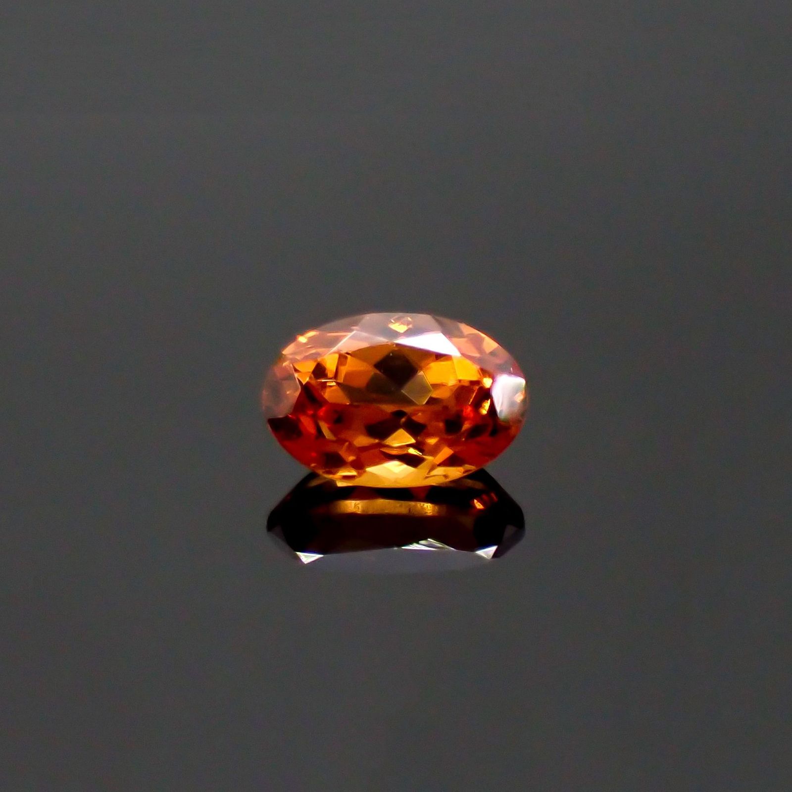 スペサルティンガーネット(宝石名ガーネット)タンザニア産 識別済 0.74ct / 6.1x4.1mm前後 [260617548]