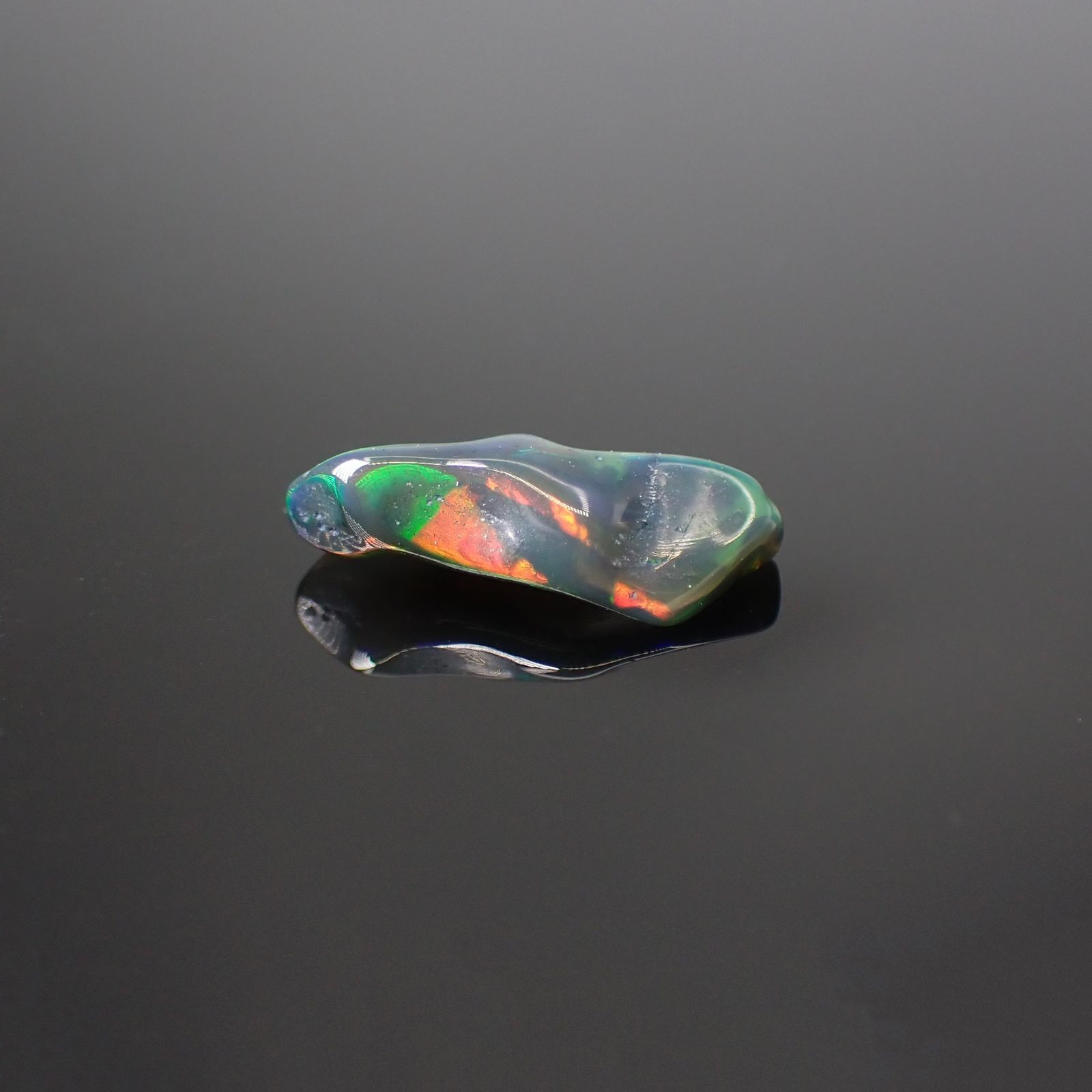 ◇バロック型◇ブラックオパール(宝石名オパール/加熱処理) エチオピア産 識別済 1.03ct / 13.8x6mm前後 [211013507]