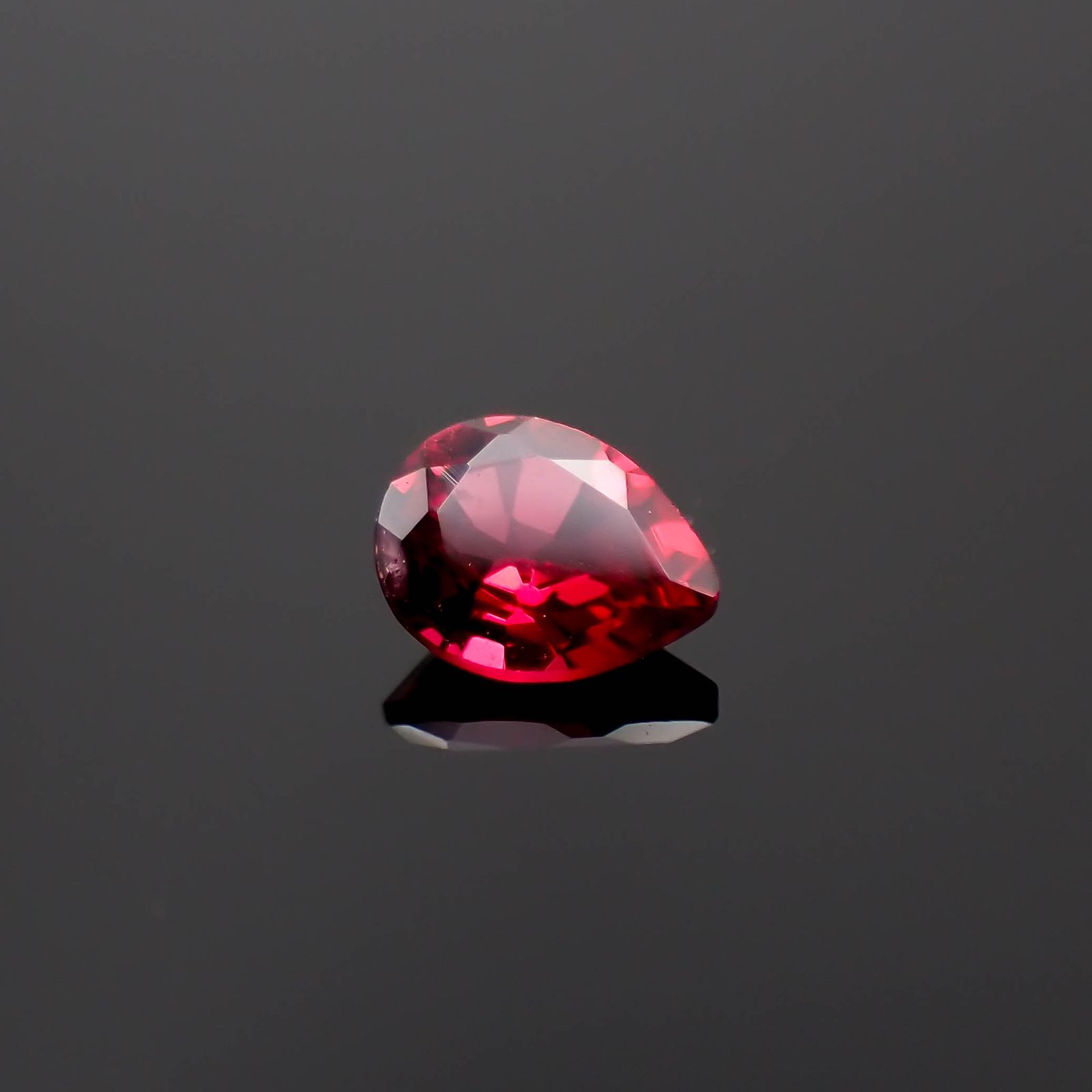 レッドスピネル ビルマ産 0.17ct[230722615]4.1x3.1mm前後
