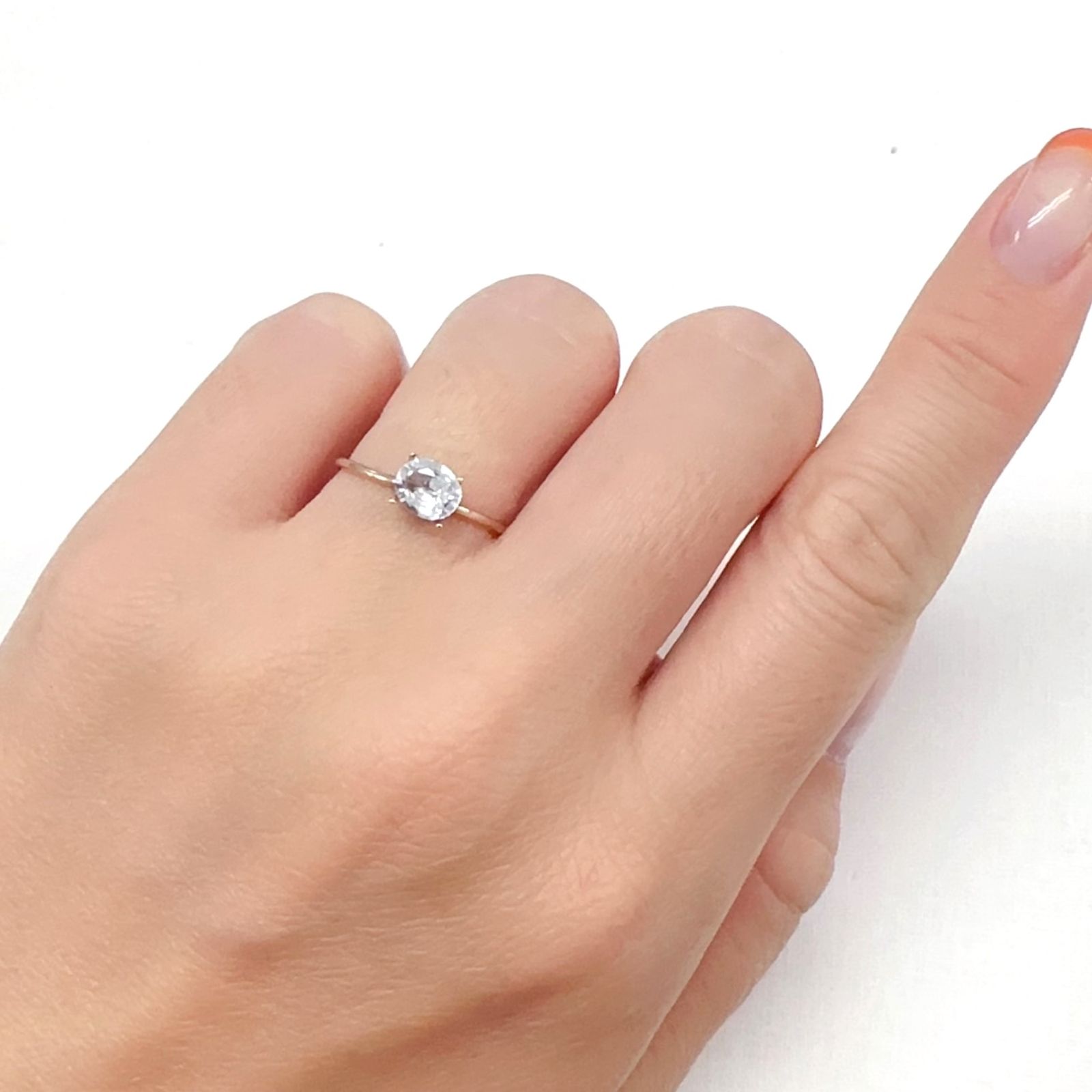 カラーレスサファイア スリランカ産 0.63ct[240527486]6.1x5mm前後