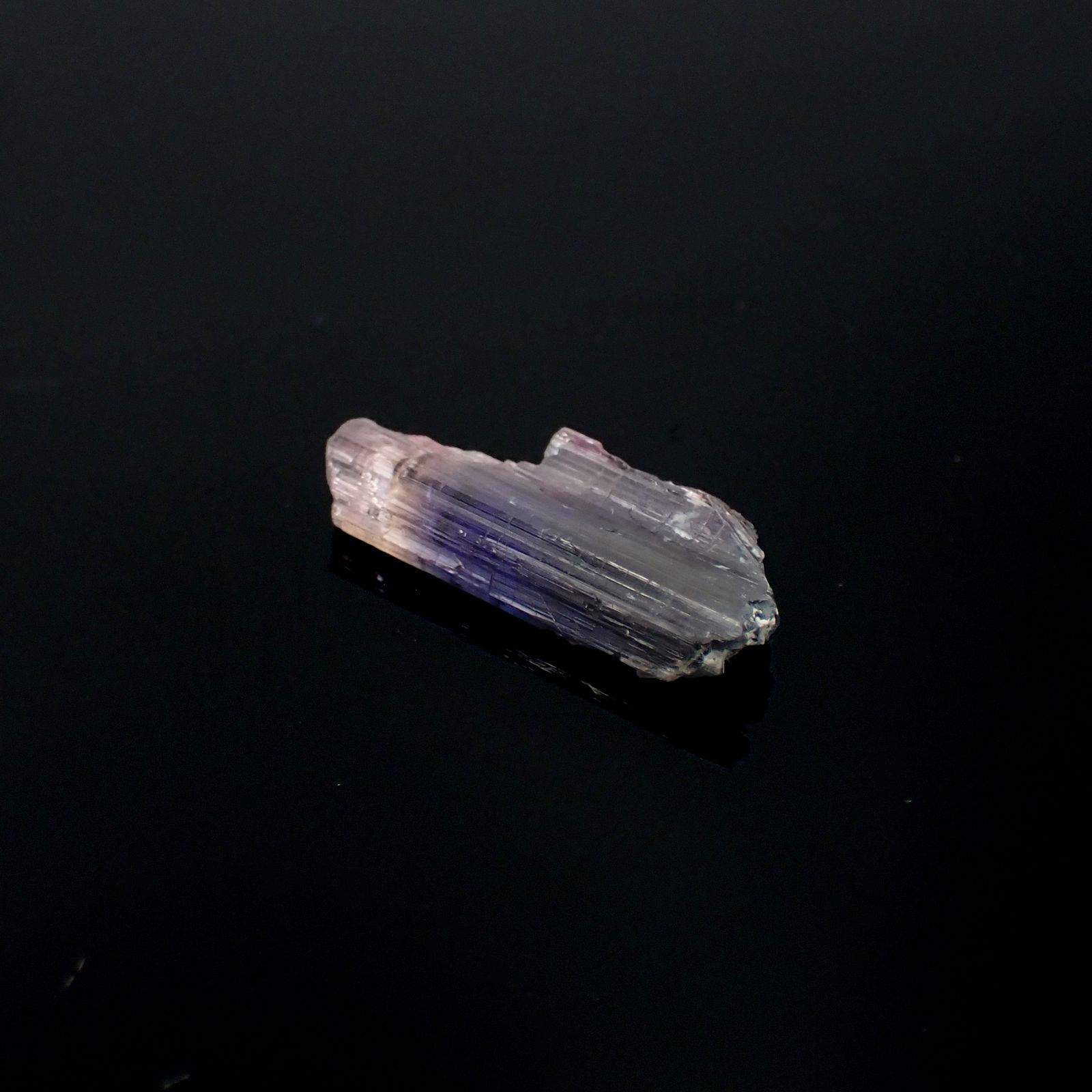 バイカラータンザナイト 原石(宝石名バイカラー・ゾイサイト)タンザニア産 5.750ct ソ付(彩珠)[230622313]21.8x9mm前後