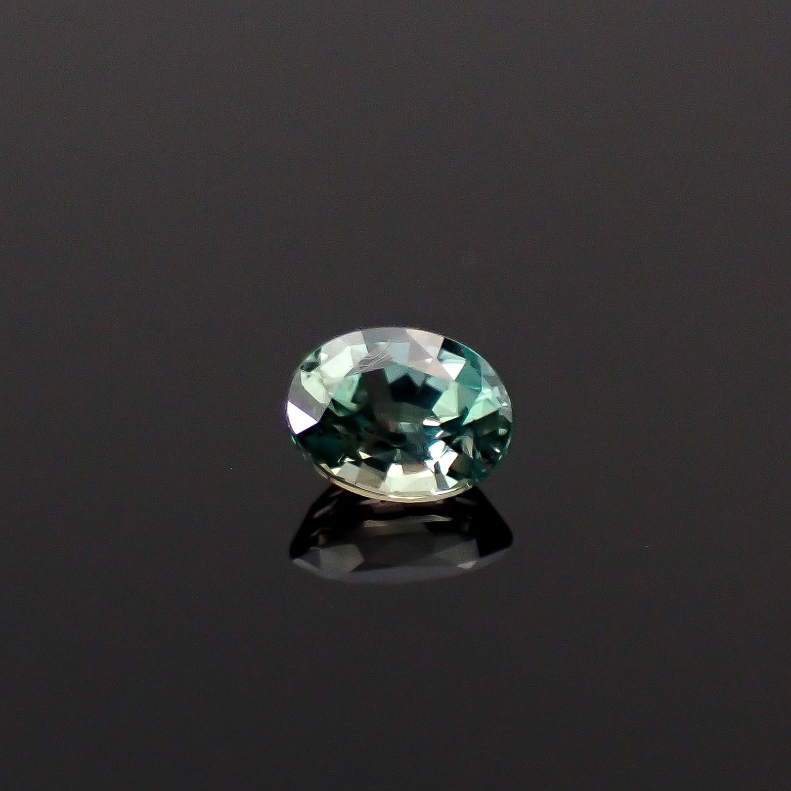 アレキサンドライト ブラジル産 EmeraldMains社製 0.24ct / 4.1x3.1mm前後 [260131565]