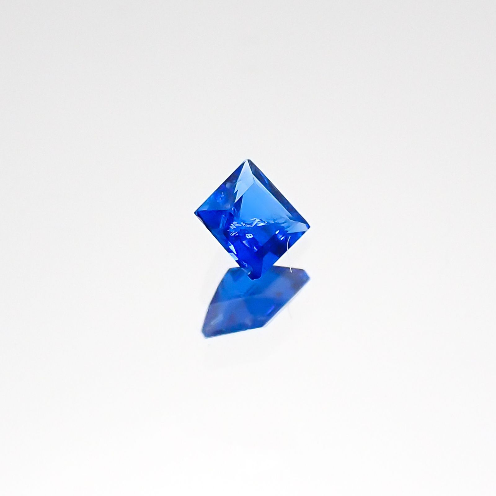 アウイナイト フルオレッセンス(宝石名アウイナイト) ドイツ産 0.045ct 識別済[20117654]2.3×2.2mm前後