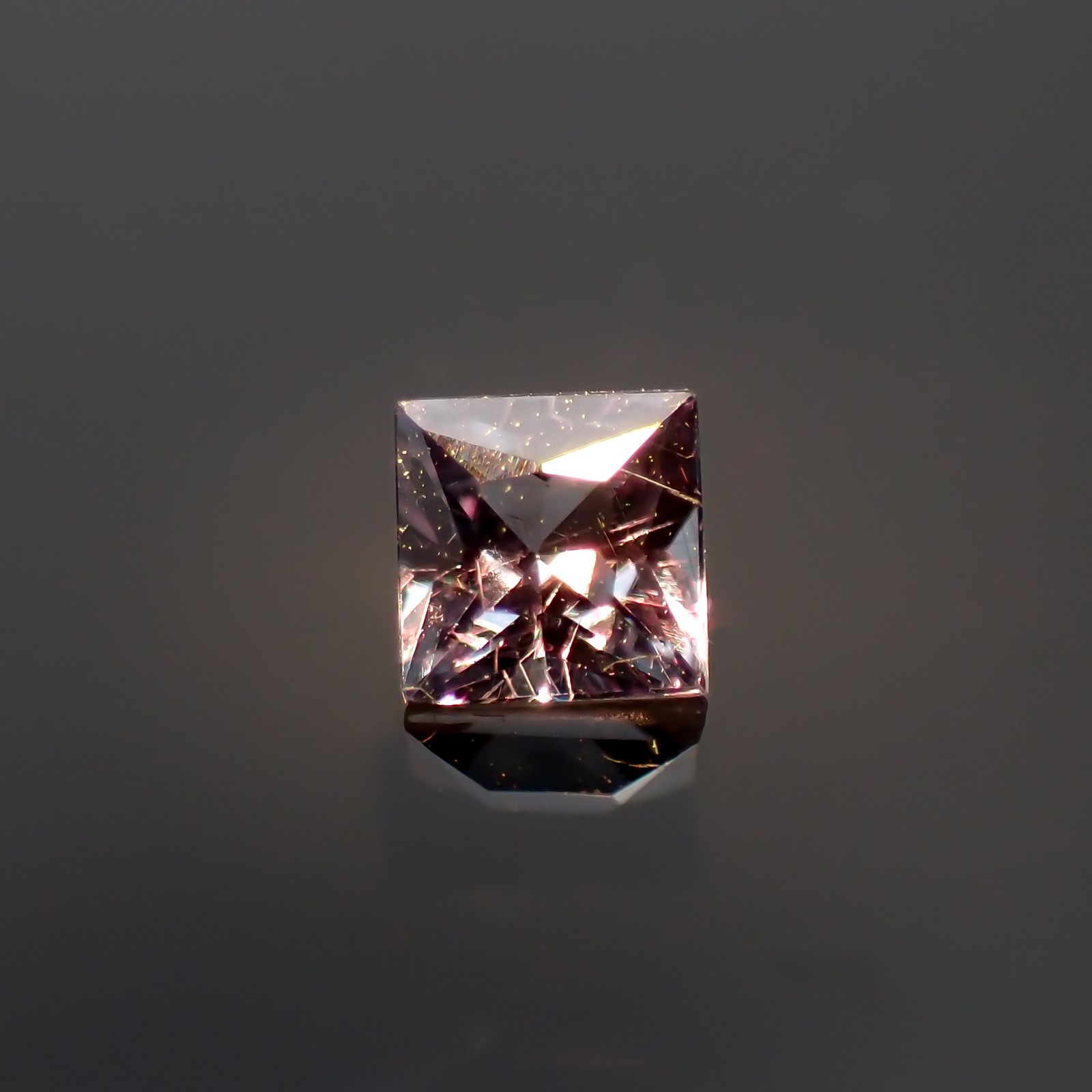 ◇プリンセスカット◇カラーチェンジガーネット アレキタイプ マダガスカル・ベキリー産 0.13ct[230522181]2.7x2.6mm前後