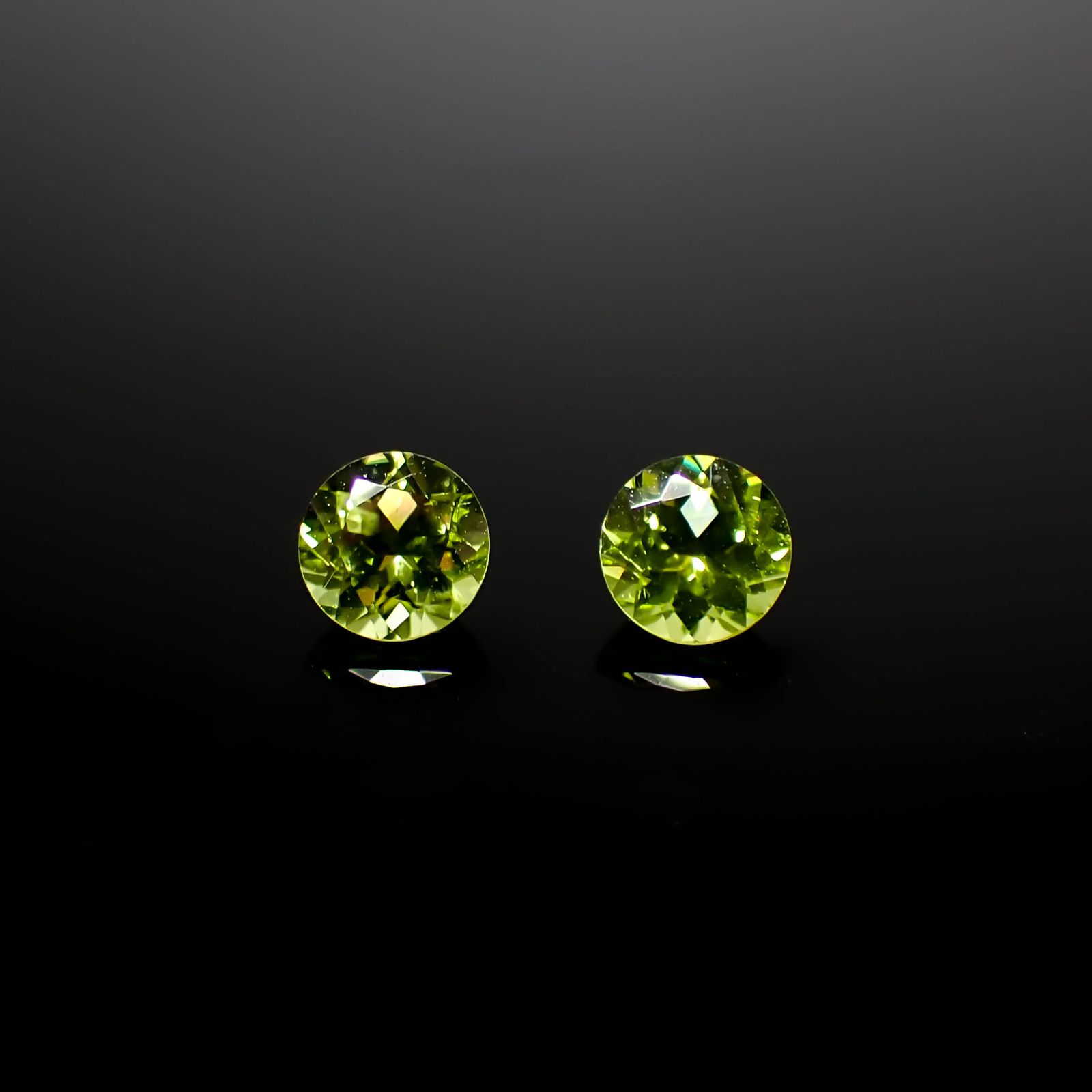 ◇ペアセット◇ペリドット 中国産 1.11ct(2pcs合計) [250730796]5.1x5.1mm前後
