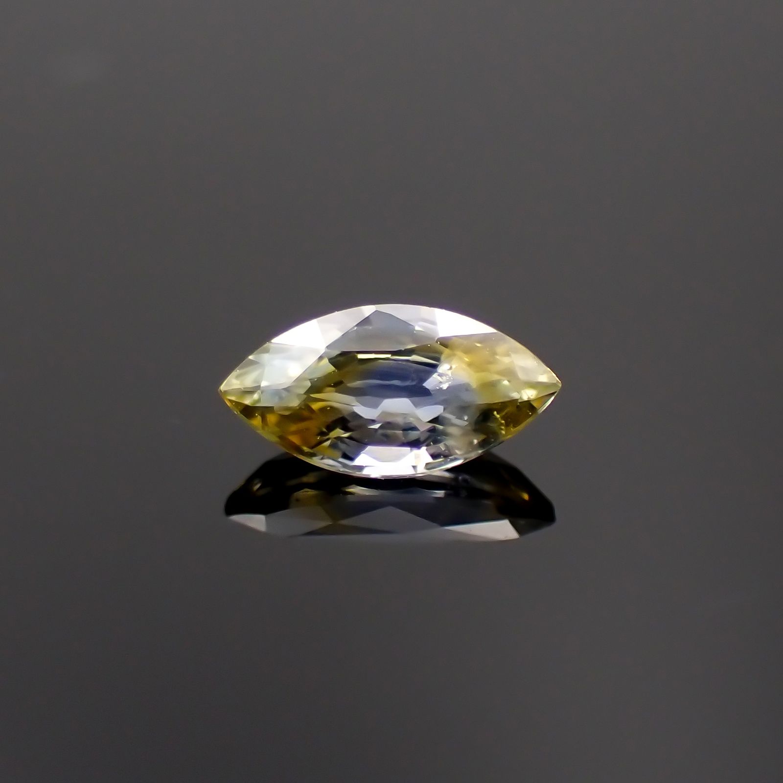 バイカラーサファイア(宝石名サファイア)スリランカ 0.27ct 識別済[230823025]5.7x2.9mm前後
