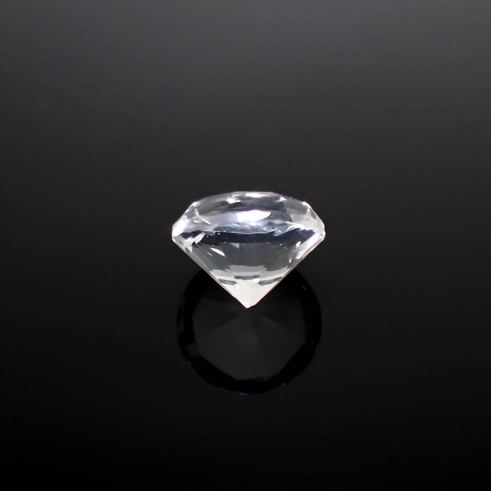 カラーレスフローライト フルオレッセンス イギリス産 2.67ct [250430154]8.4x8.3mm前後