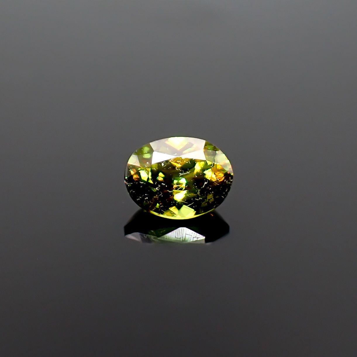 カラーチェンジスフェーン パキスタン産 0.35ct / 4.9x3.7mm前後 [260632438]
