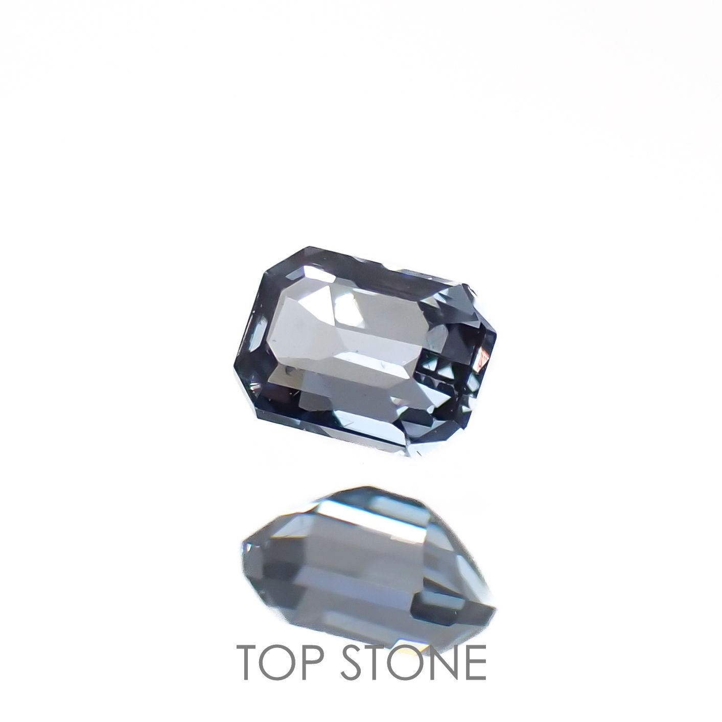 カラーチェンジガーネット アレキタイプ(宝石名ガーネット)マダガスカル・ベキリー産 0.12ct 識別済[220716943]2.9x2.2mm前後