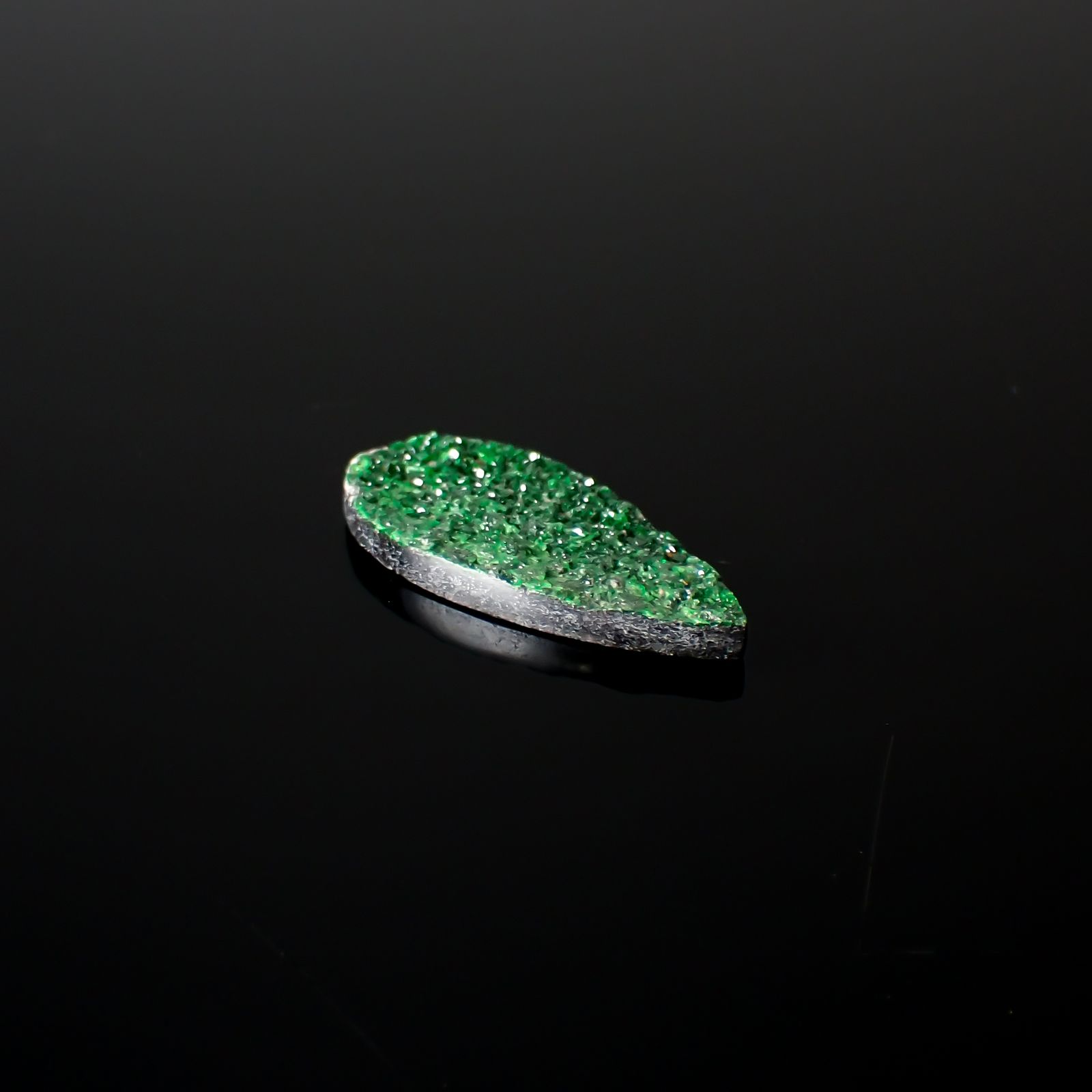ウバロバイト 原石 ロシア産 10.18ct[240326442]25.8x12.5mm前後